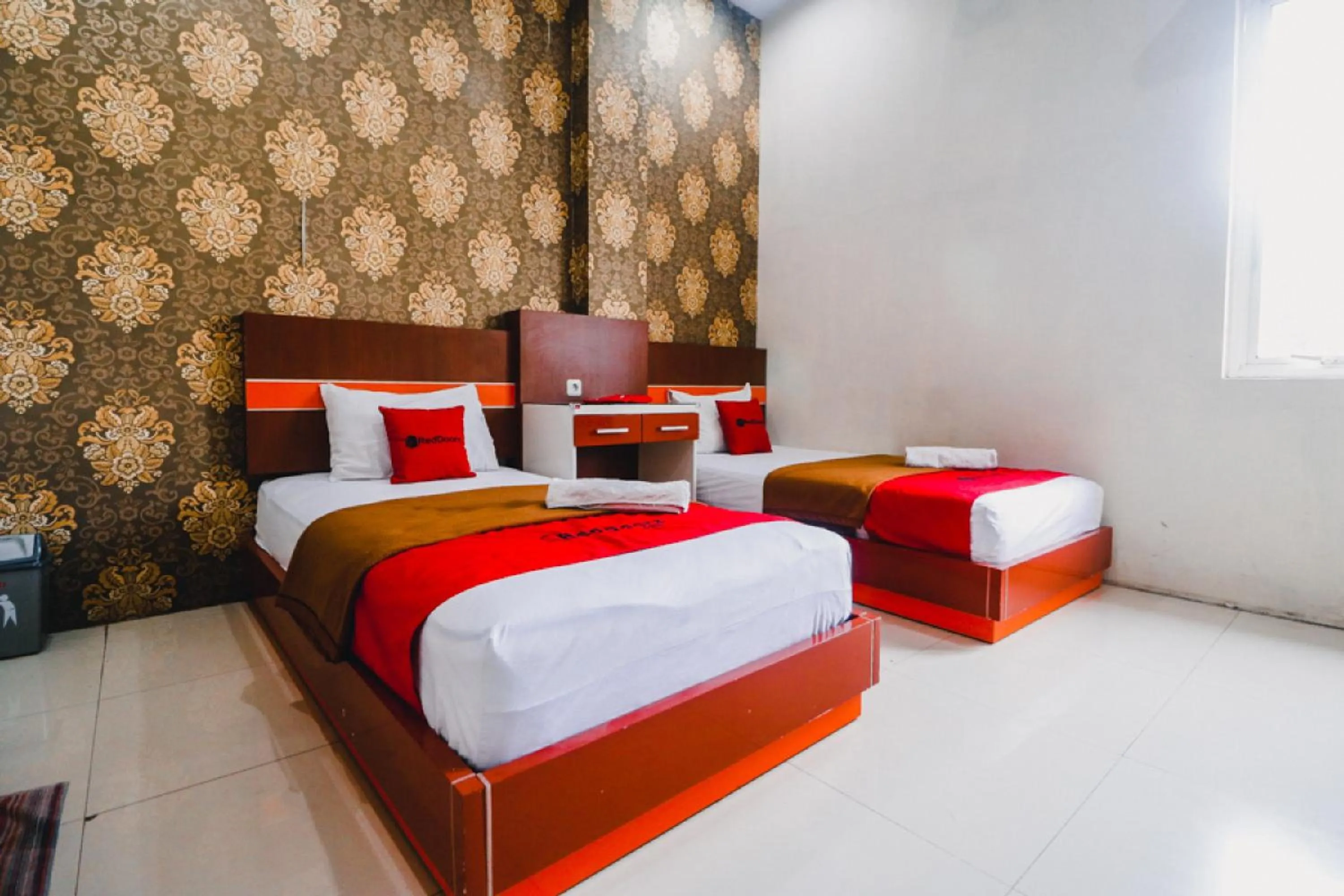 Bed in RedDoorz Plus at Grand City Inn Makassar
