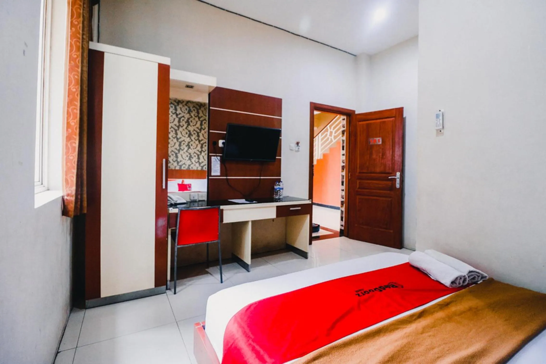 Bedroom, Bed in RedDoorz Plus at Grand City Inn Makassar