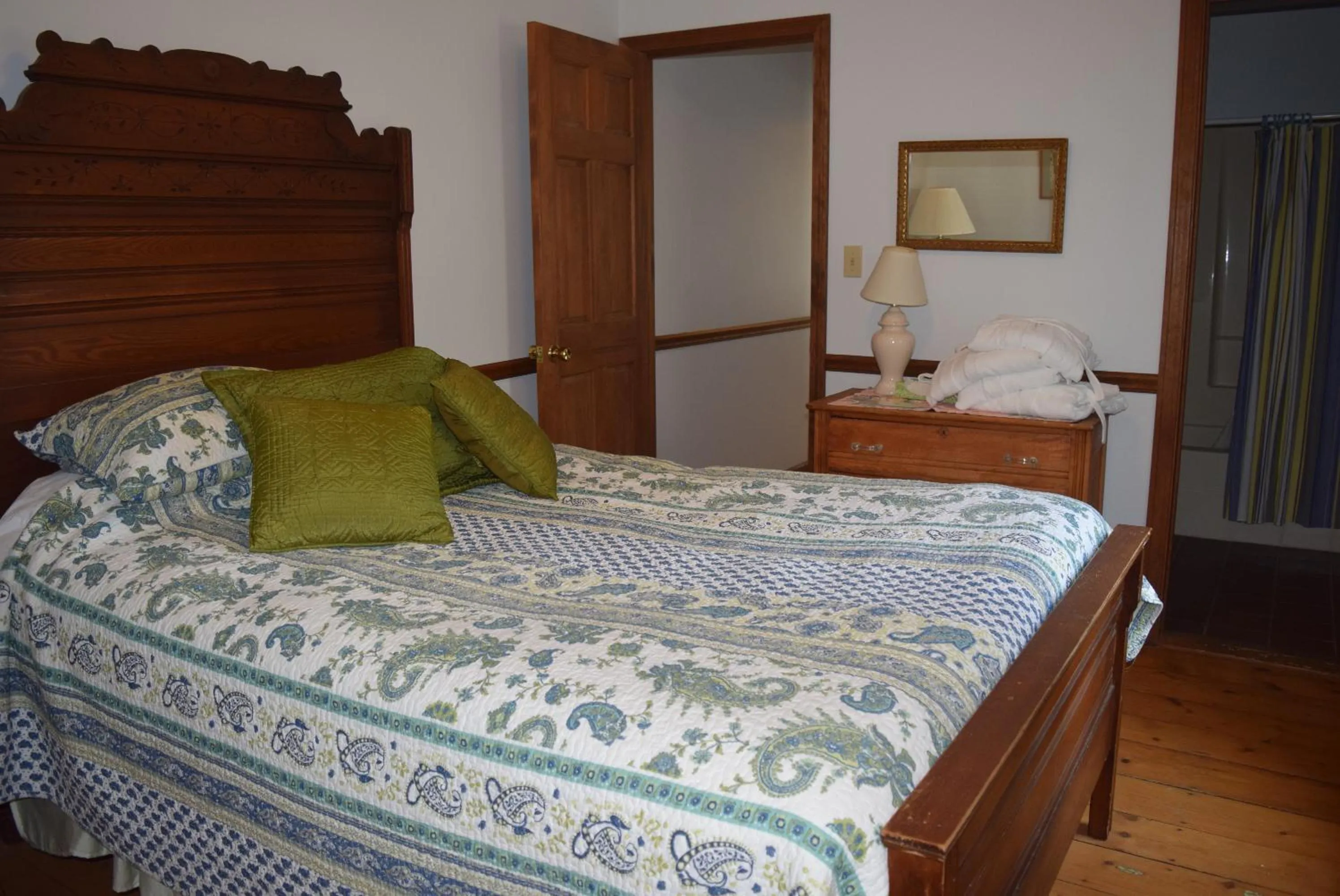 Bed in Black Lantern Inn