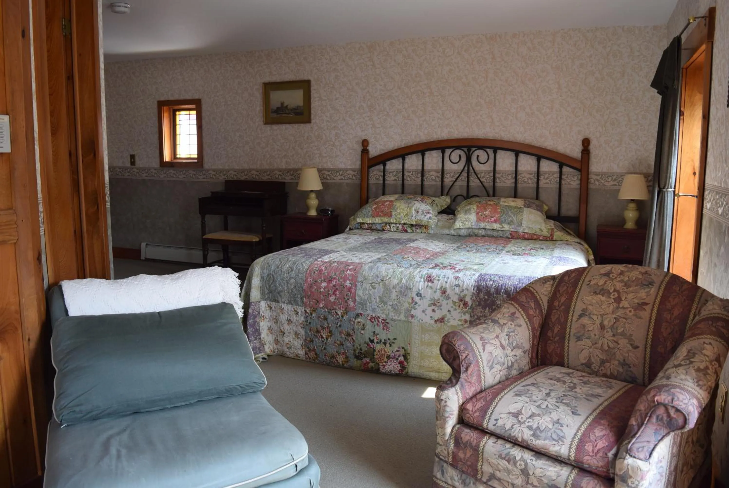 Bed in Black Lantern Inn