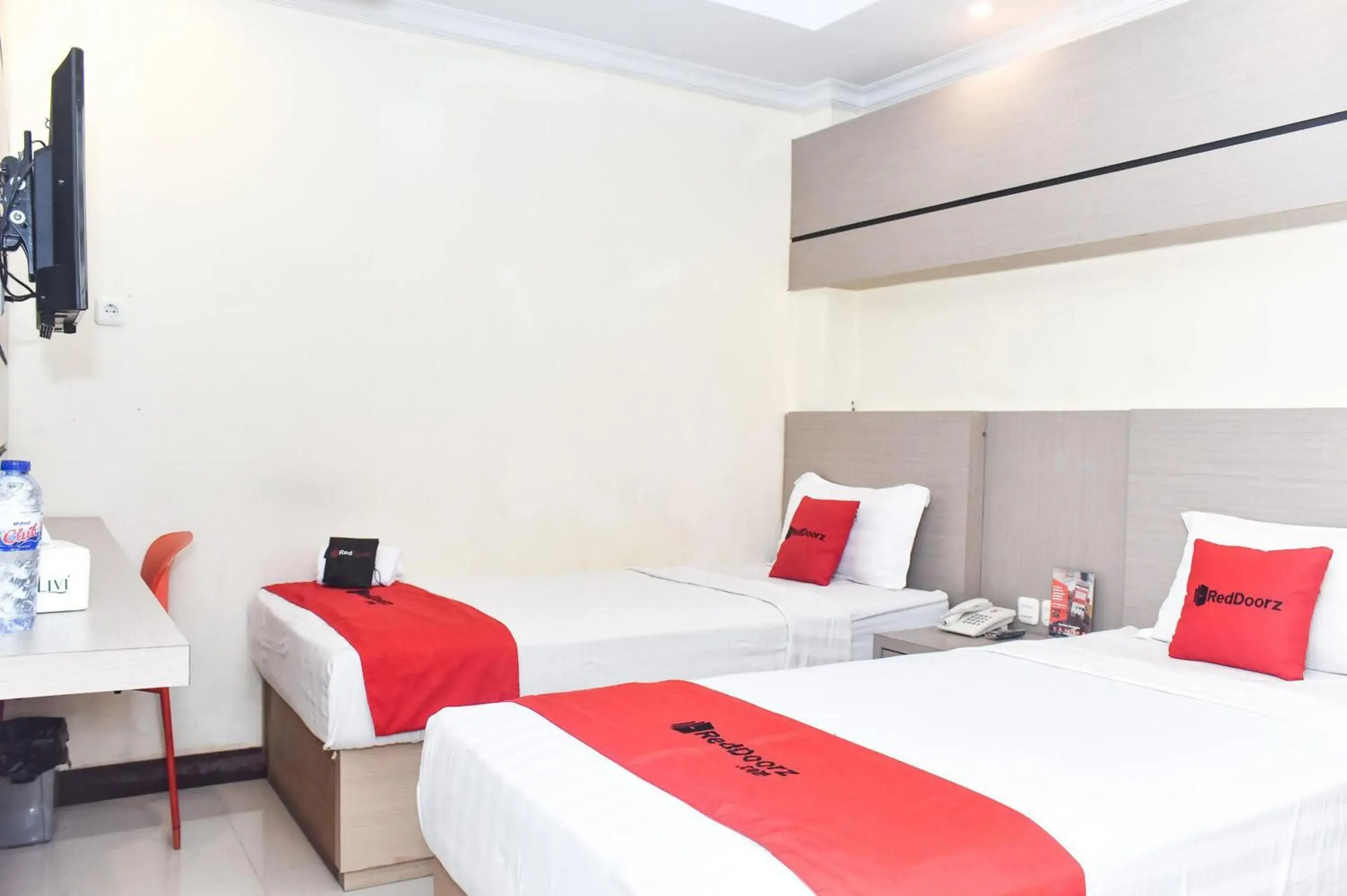 Deluxe Twin Room in Reddoorz Plus near Makassar Town Square Deluxe Twin Room in Reddoorz Plus near Makassar Town Square