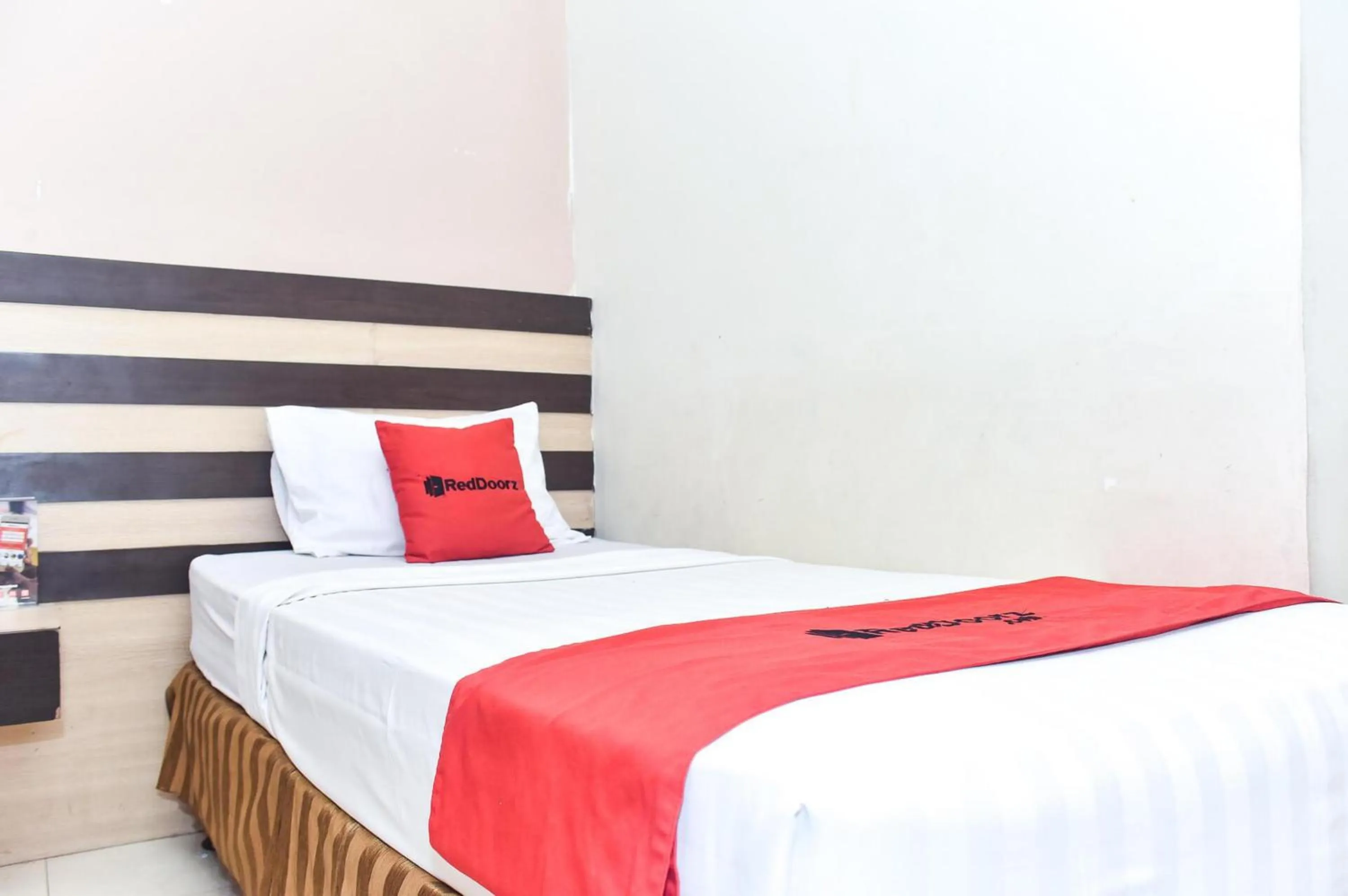 Bedroom, Bed in Reddoorz Plus near Makassar Town Square