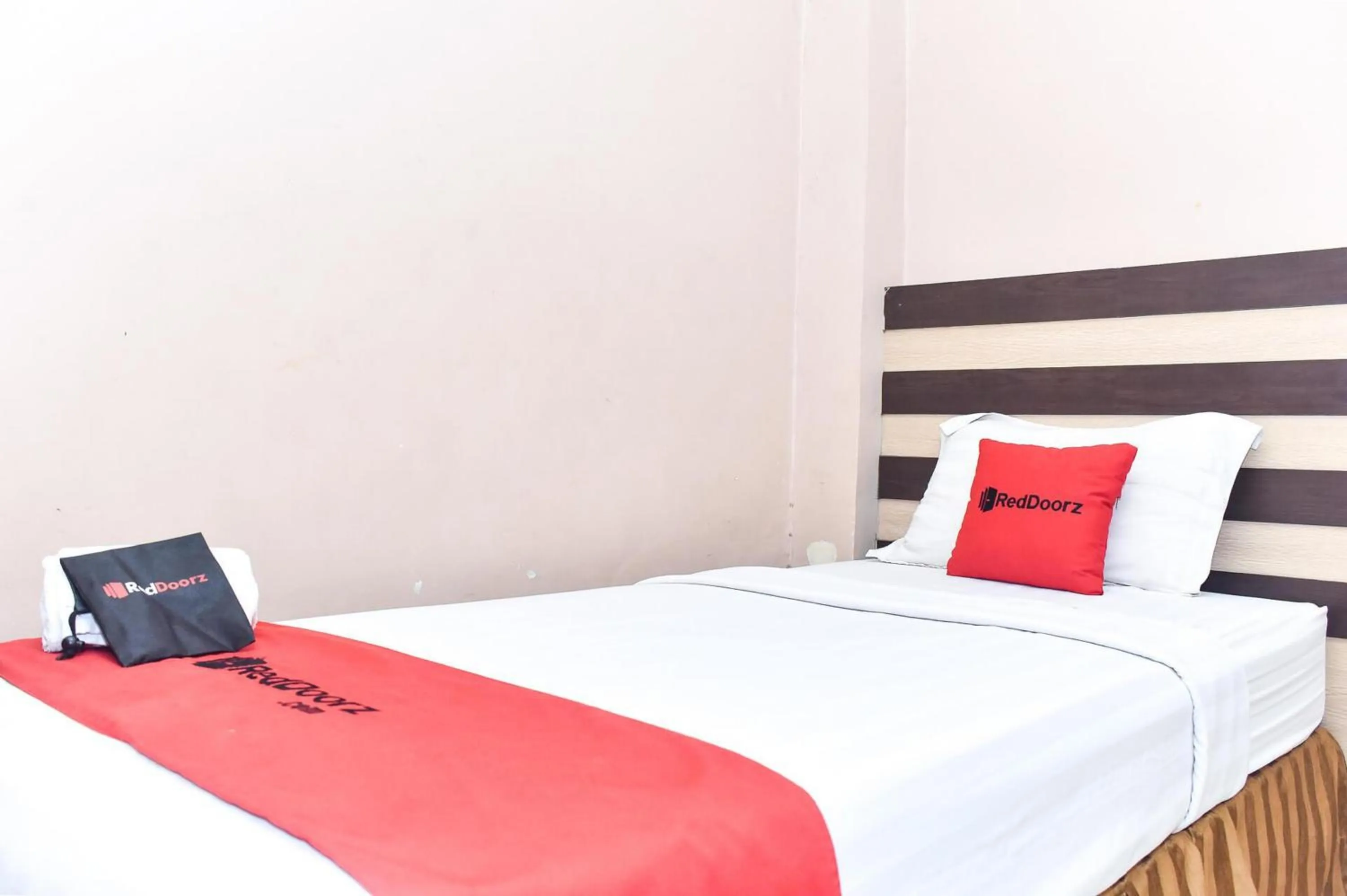Bedroom, Bed in Reddoorz Plus near Makassar Town Square
