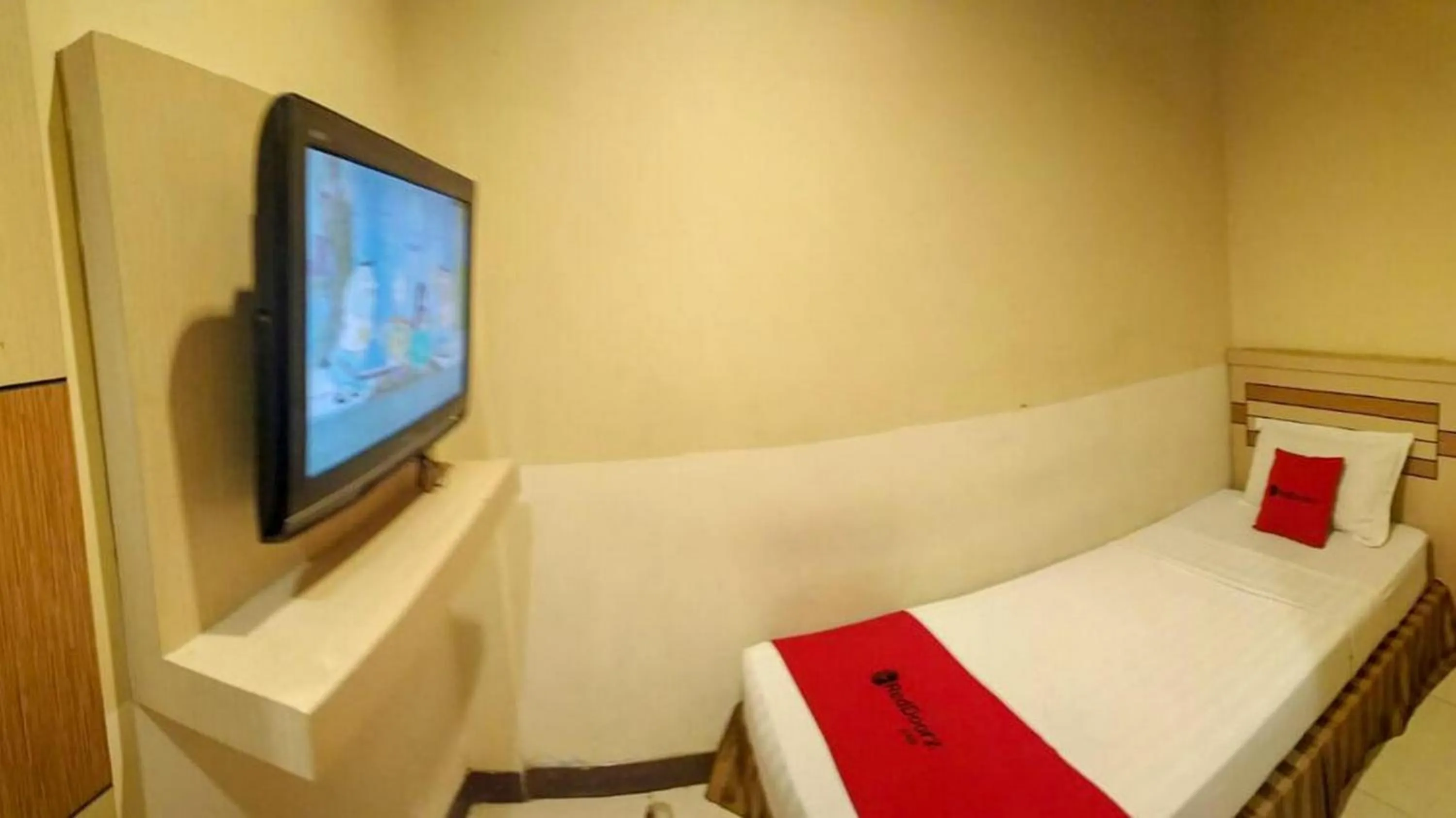 Bedroom, Bed in Reddoorz Plus near Makassar Town Square