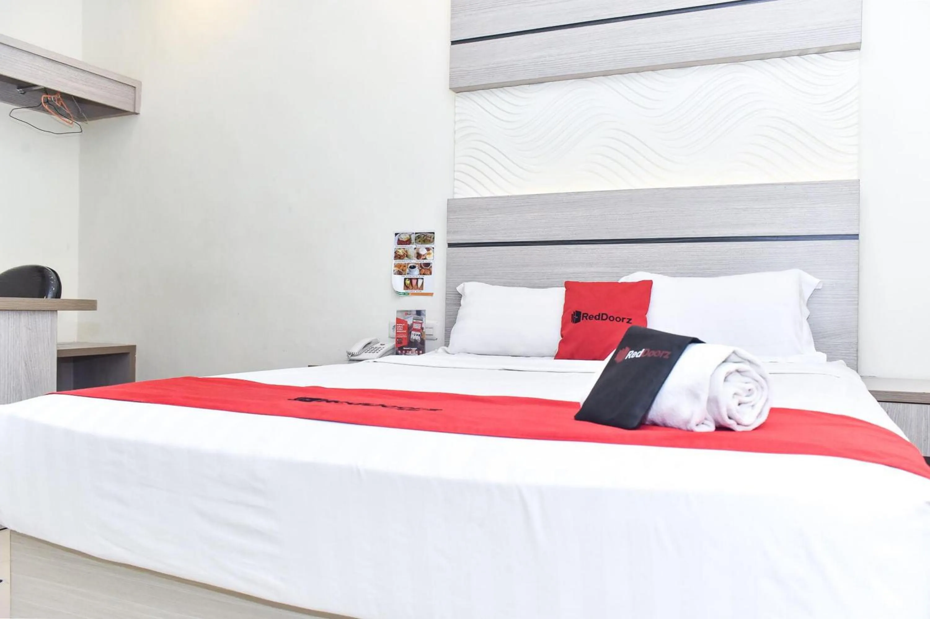Bedroom, Bed in Reddoorz Plus near Makassar Town Square