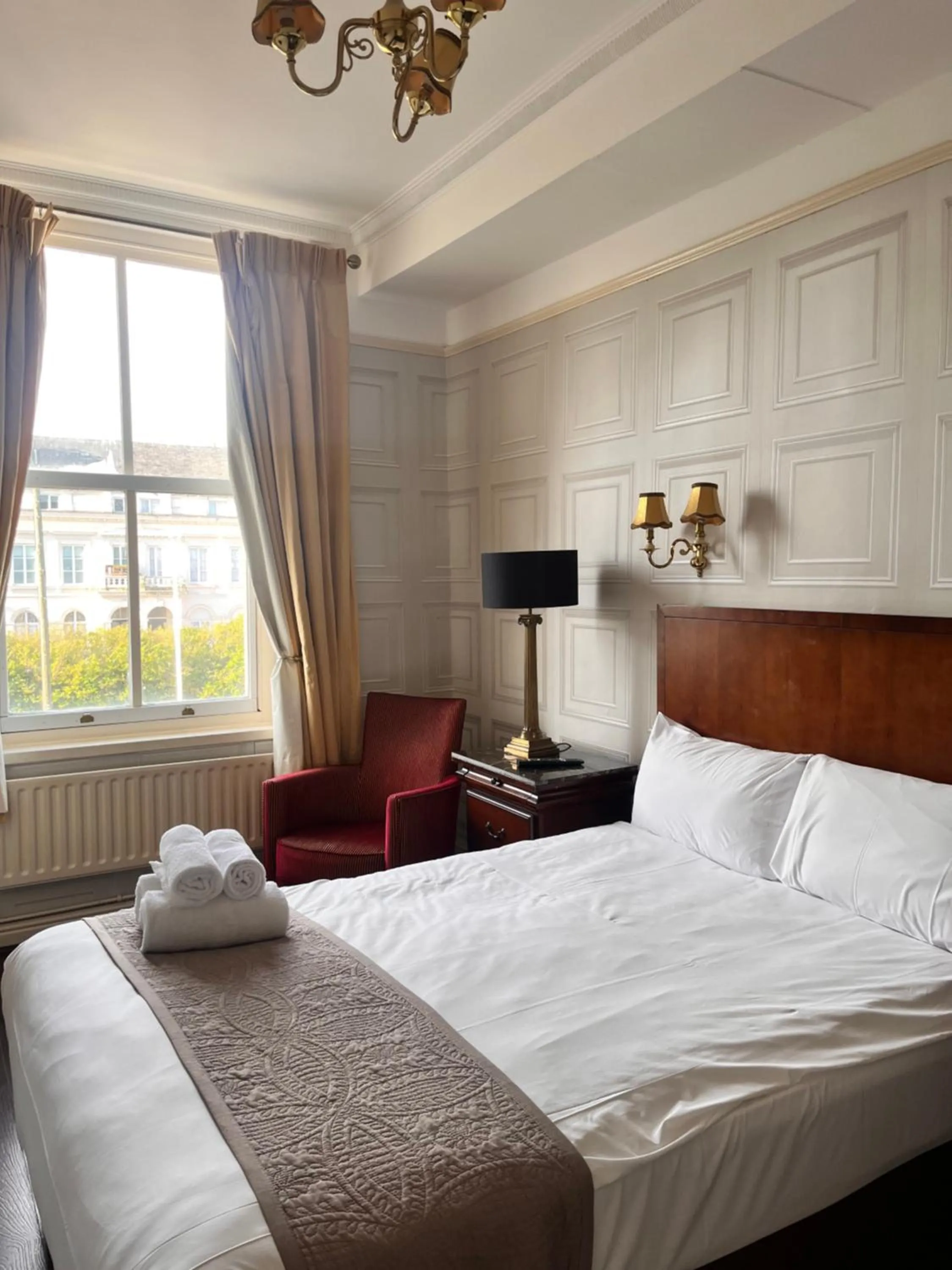 Bedroom, Bed in Beech Mount Hotel - Free Parking