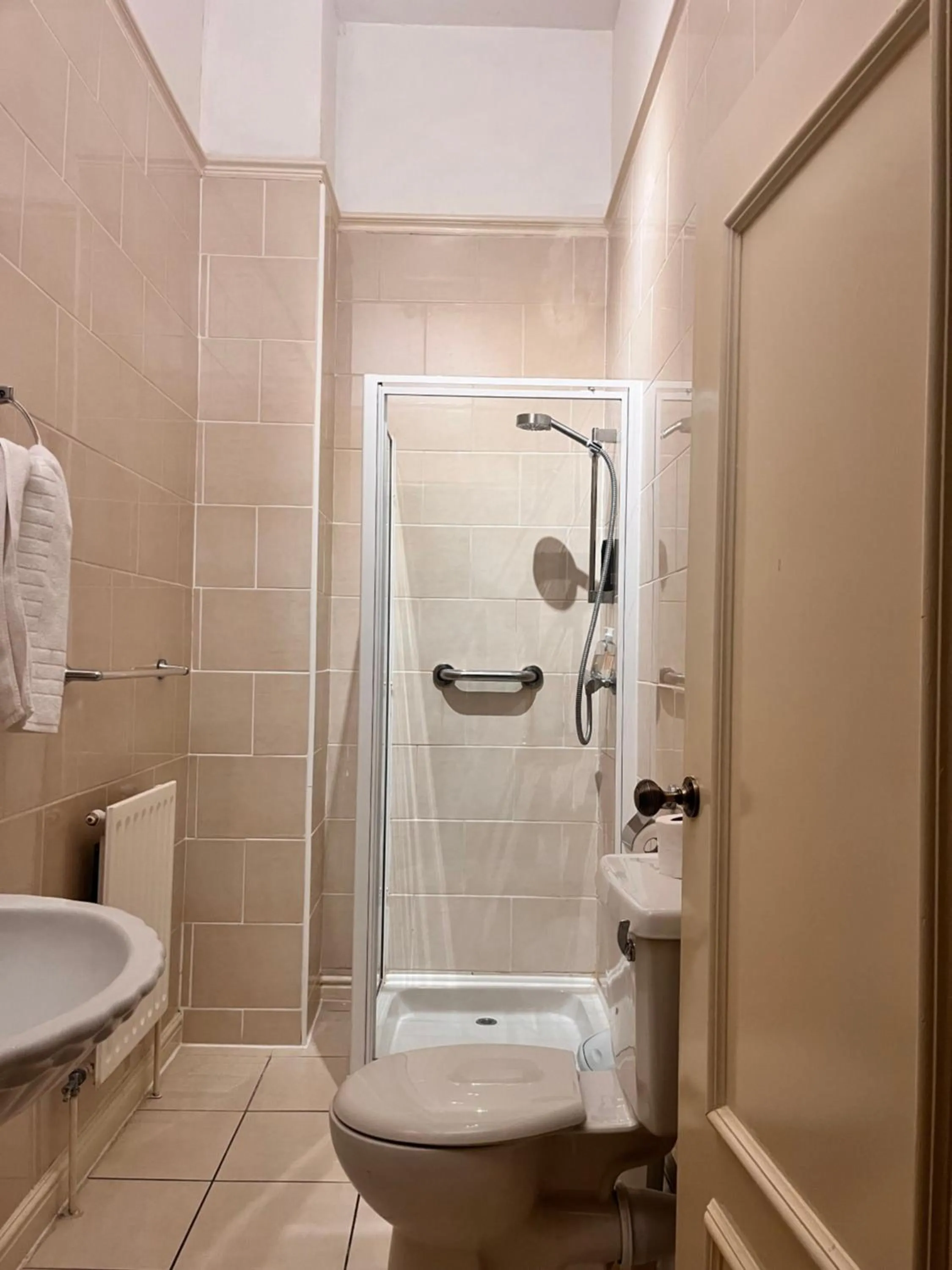 Shower in Beech Mount Hotel - Free Parking