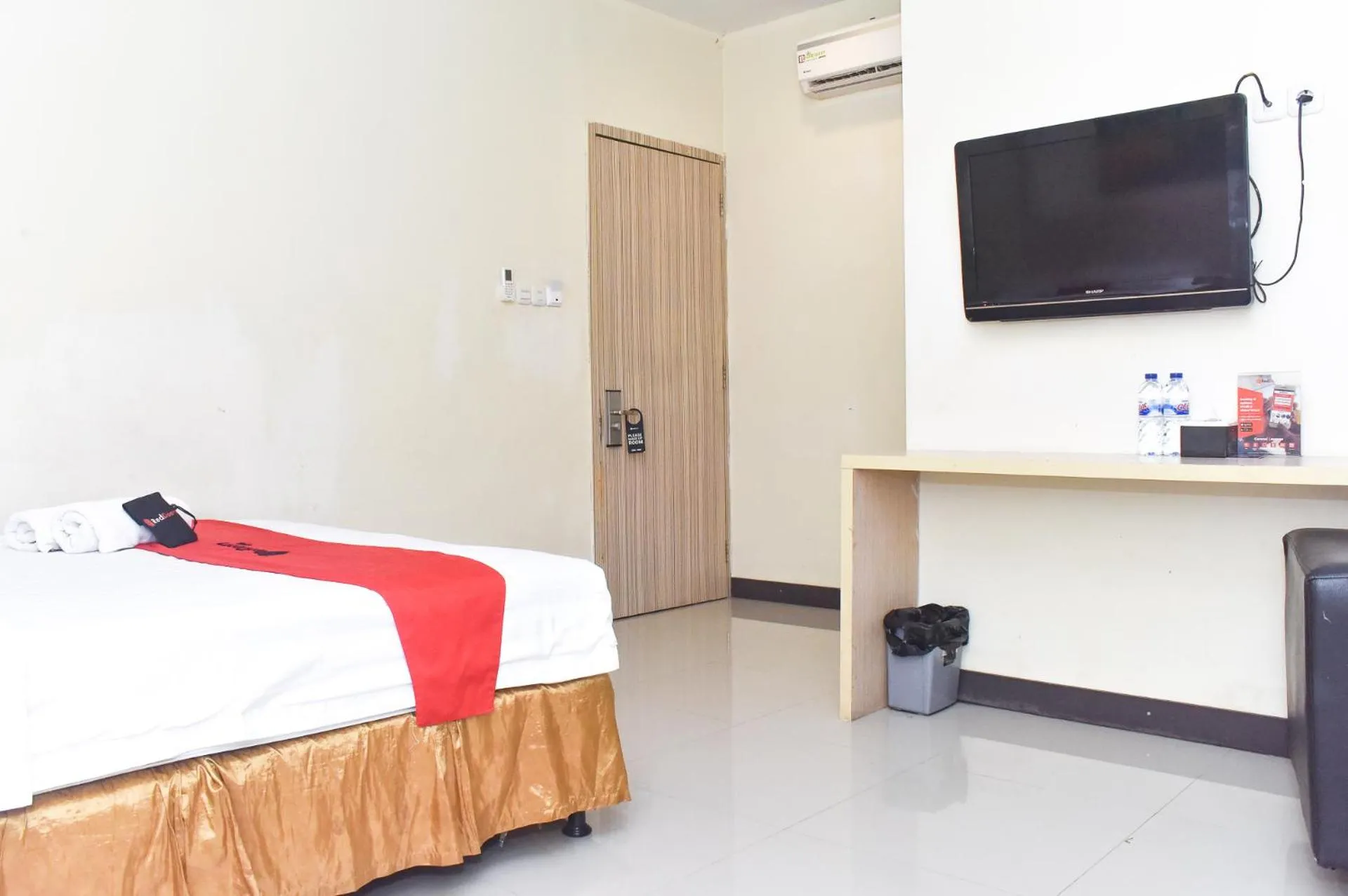 Bed in RedDoorz Plus near Sultan Hasanuddin Airport
