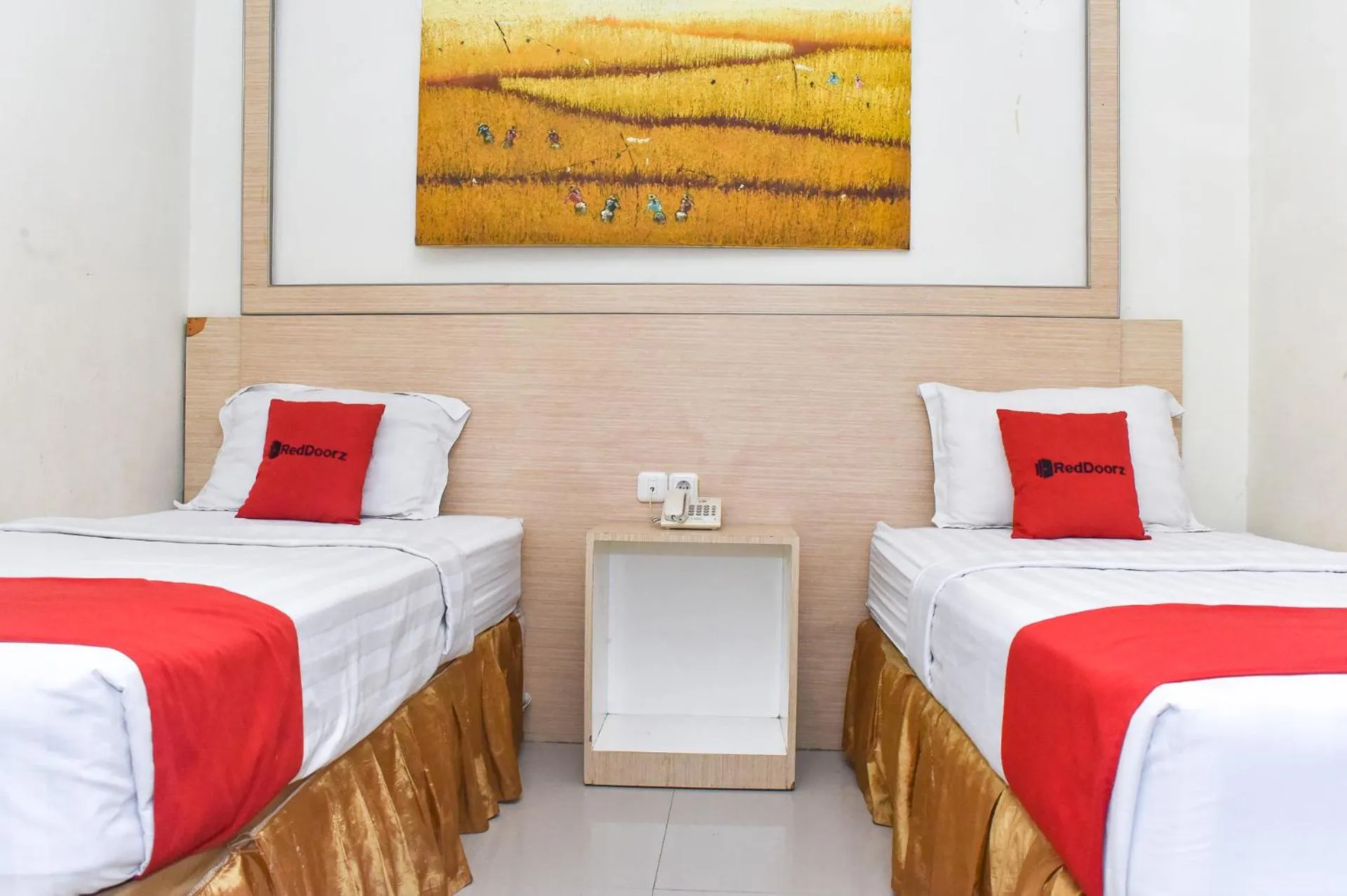 Bedroom, Bed in RedDoorz Plus near Sultan Hasanuddin Airport