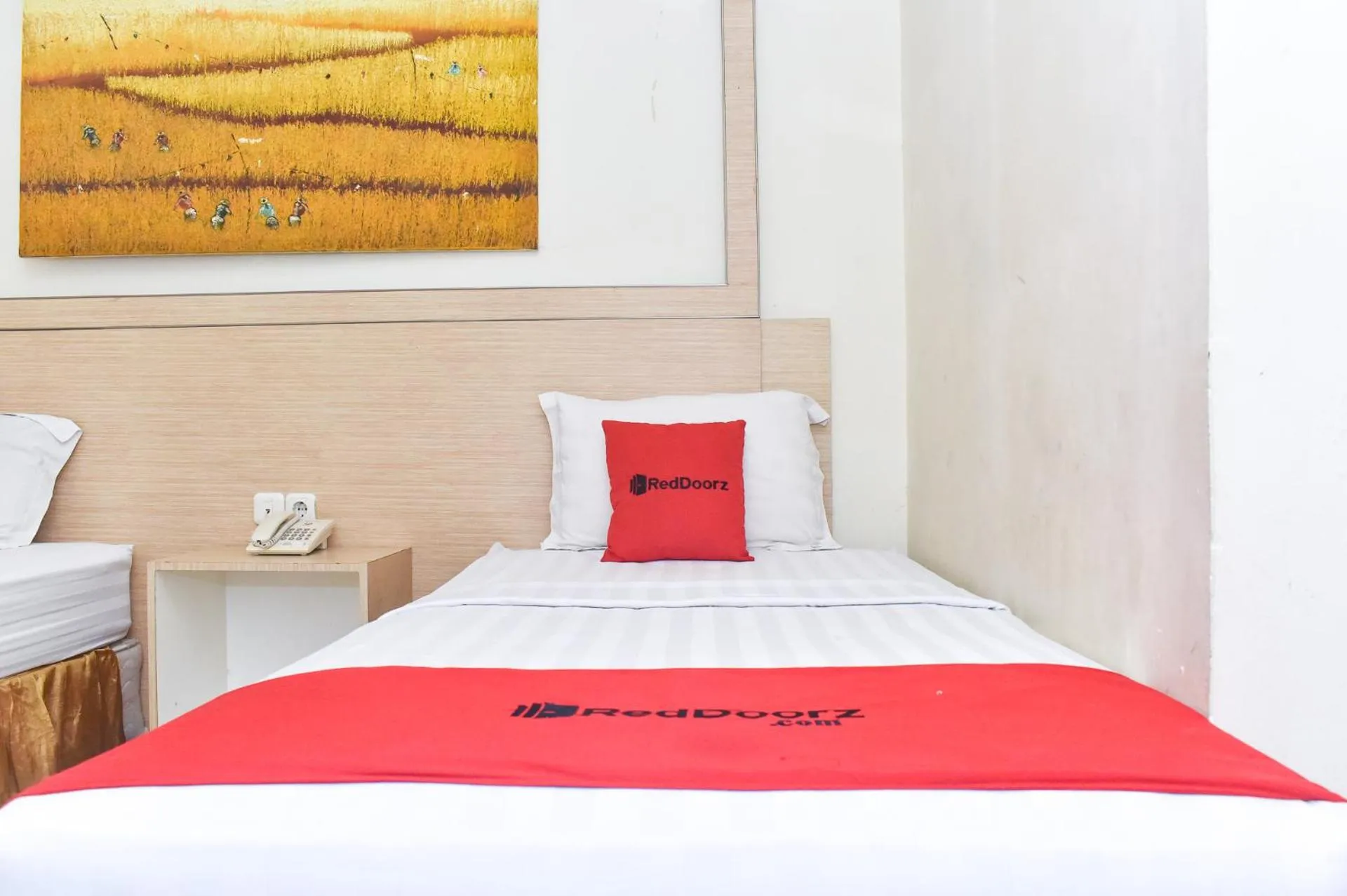 Bedroom, Bed in RedDoorz Plus near Sultan Hasanuddin Airport