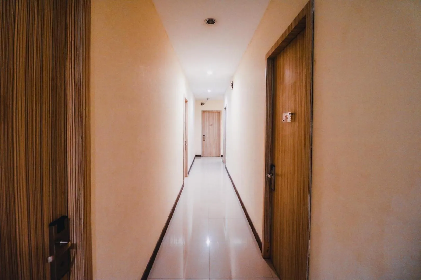 Area and facilities in RedDoorz Plus near Sultan Hasanuddin Airport