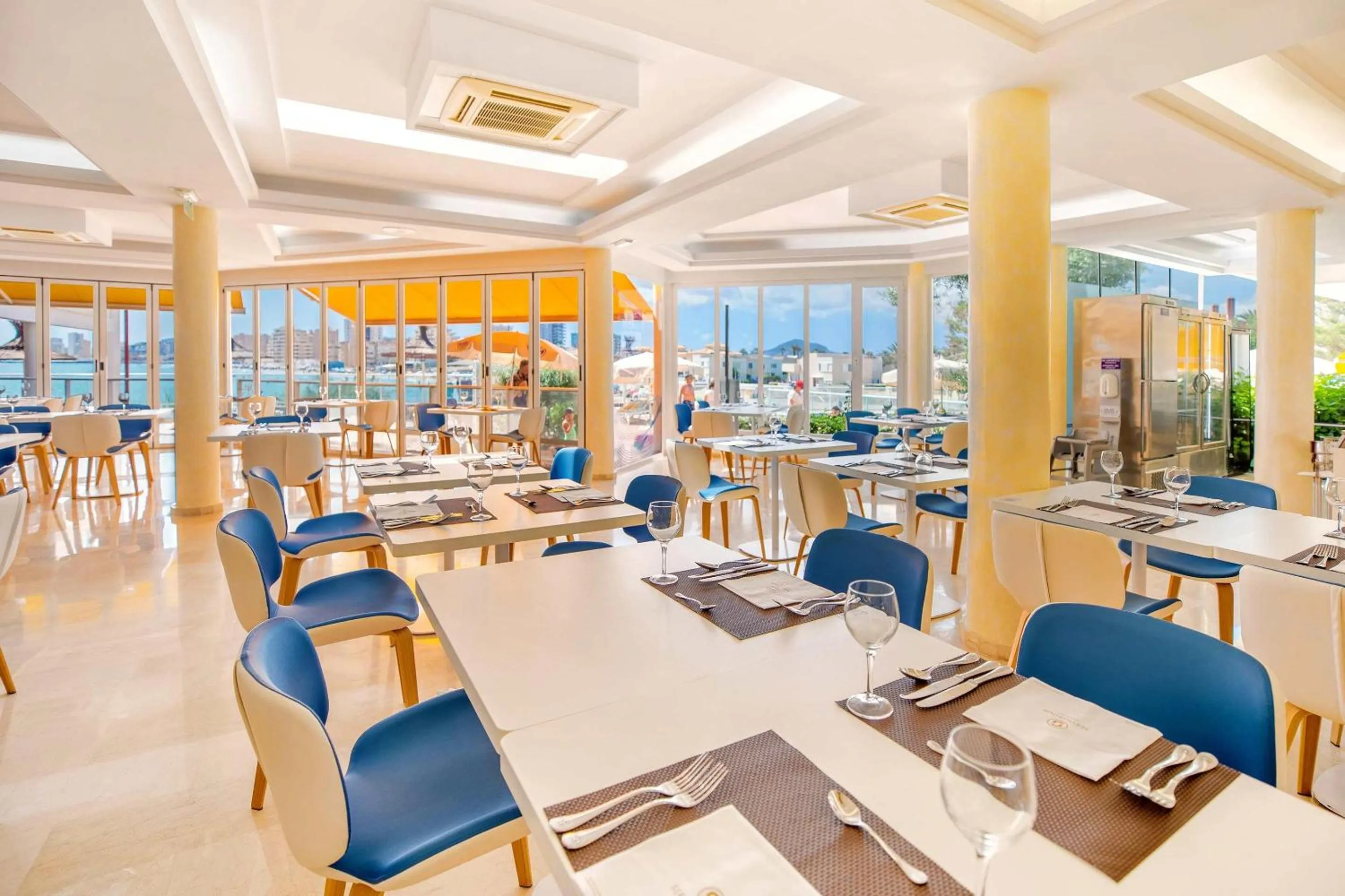 Restaurant/places to eat in Hotel Servigroup Galua