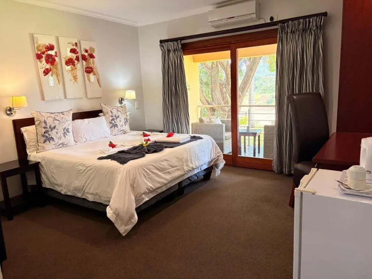 Deluxe King Room - single occupancy in Rio Vista Lodge Deluxe King Room - single occupancy in Rio Vista Lodge