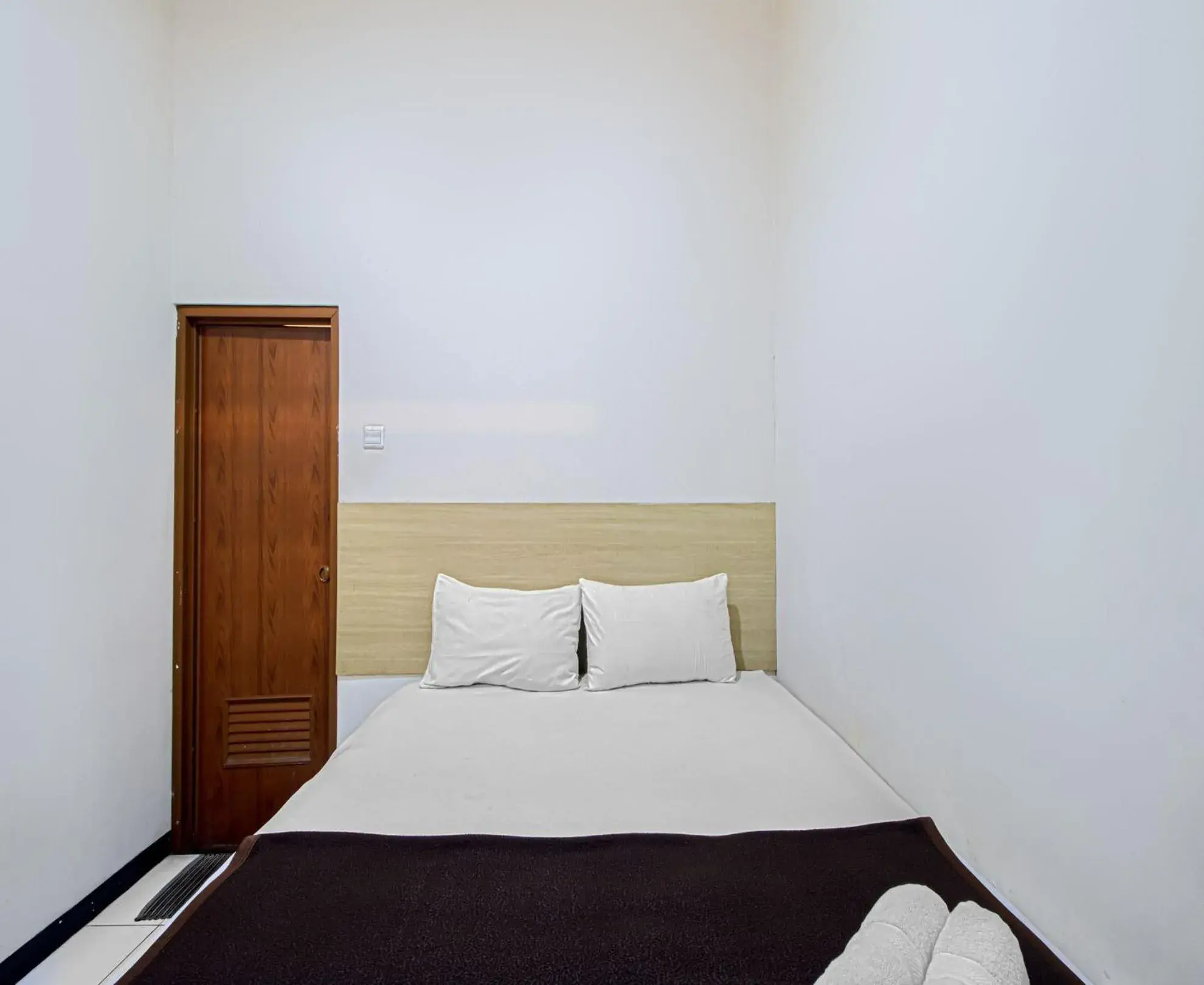 Standard Double Room with Fan in Bantal Guling Alun Alun Bandung Standard Double Room with Fan in Bantal Guling Alun Alun Bandung