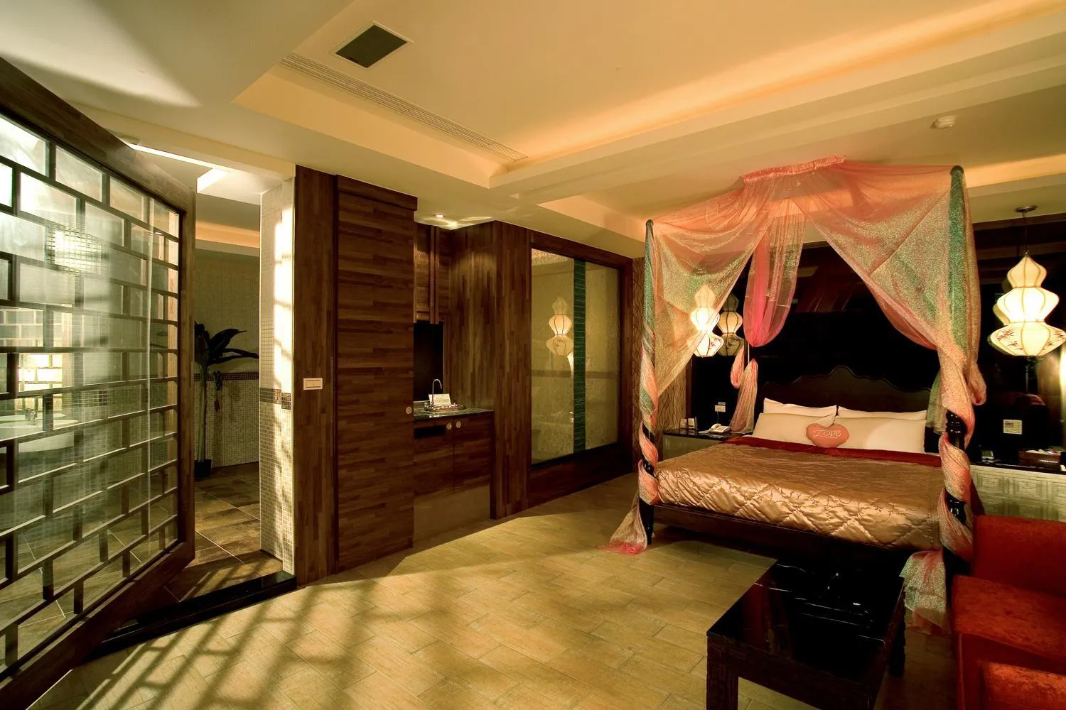 Photo of the whole room, Bed in Chateau Motel & Spa