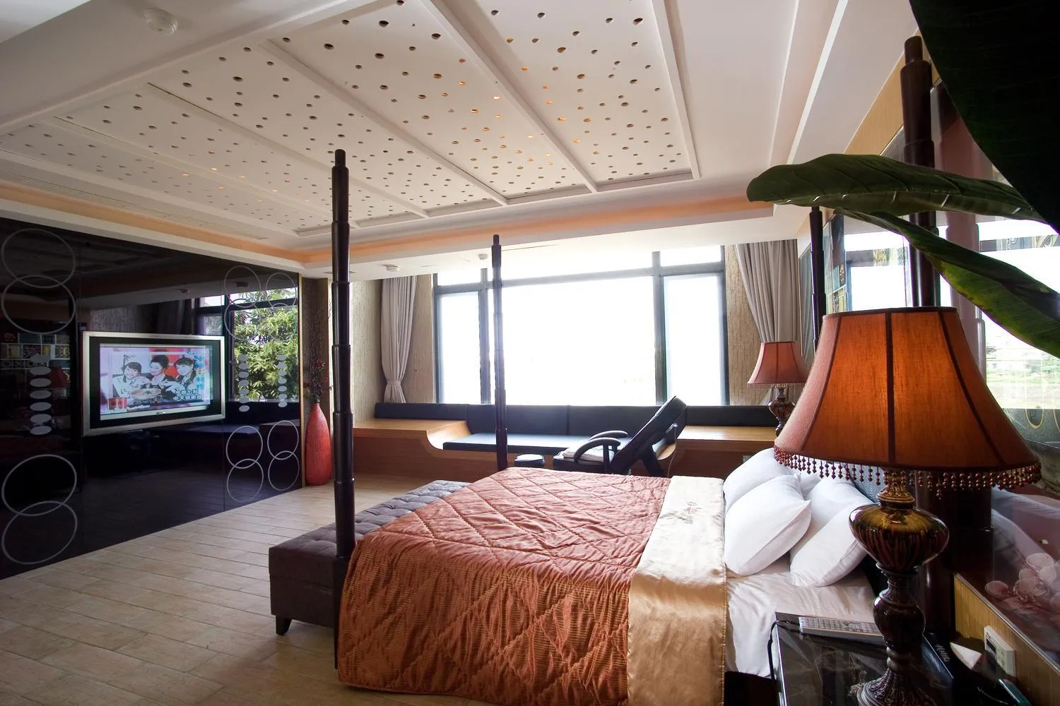 Photo of the whole room, Bed in Chateau Motel & Spa