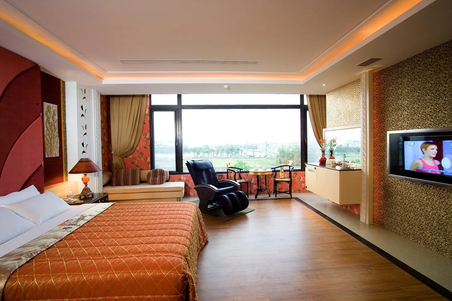 Photo of the whole room, Bed in Chateau Motel & Spa