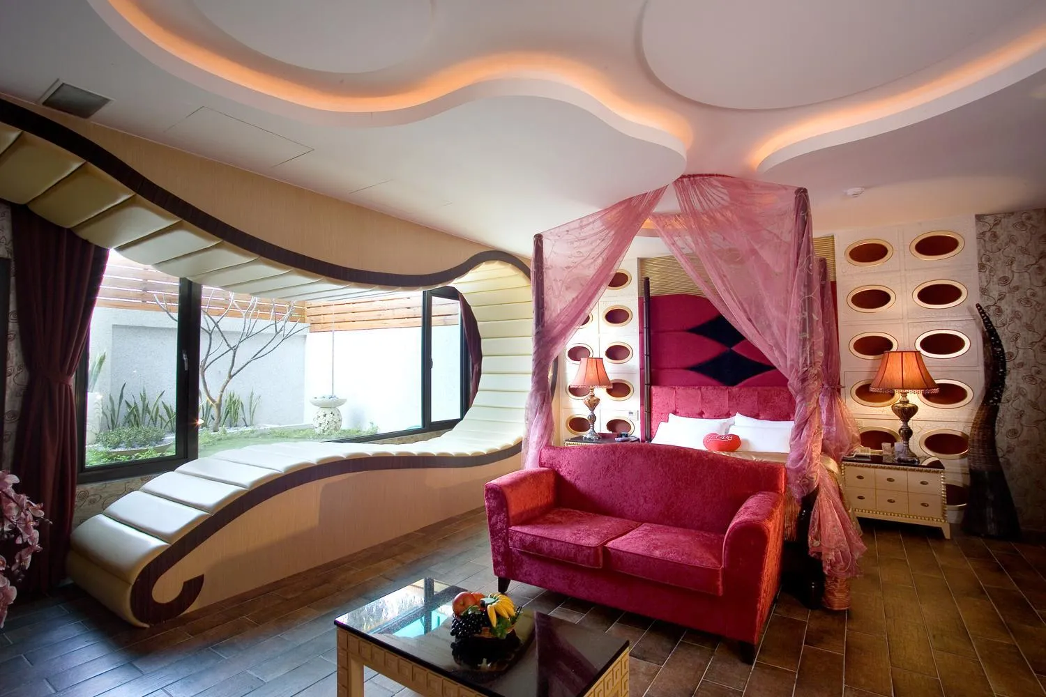 Shower, Bed in Chateau Motel & Spa