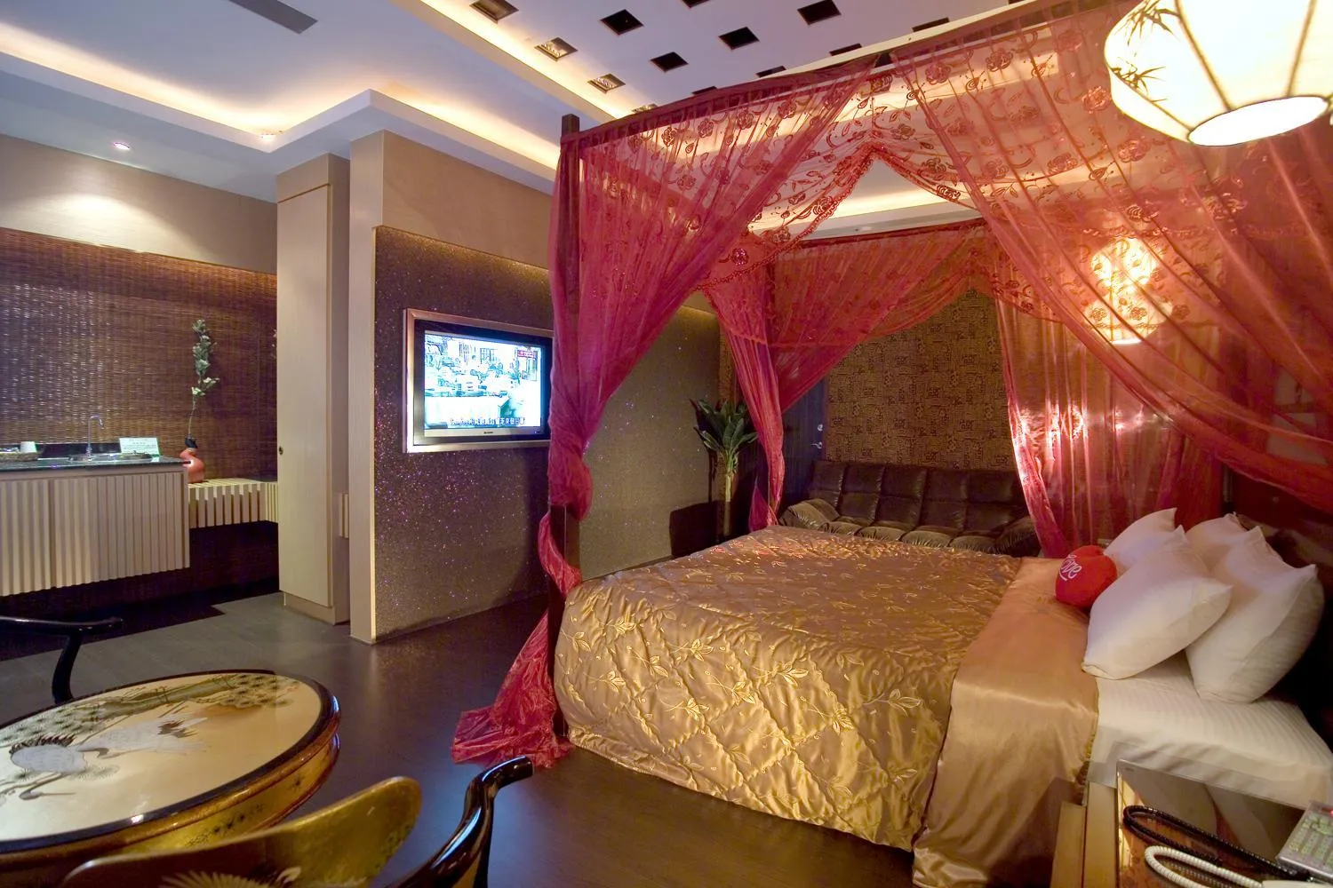 Photo of the whole room, Bed in Chateau Motel & Spa