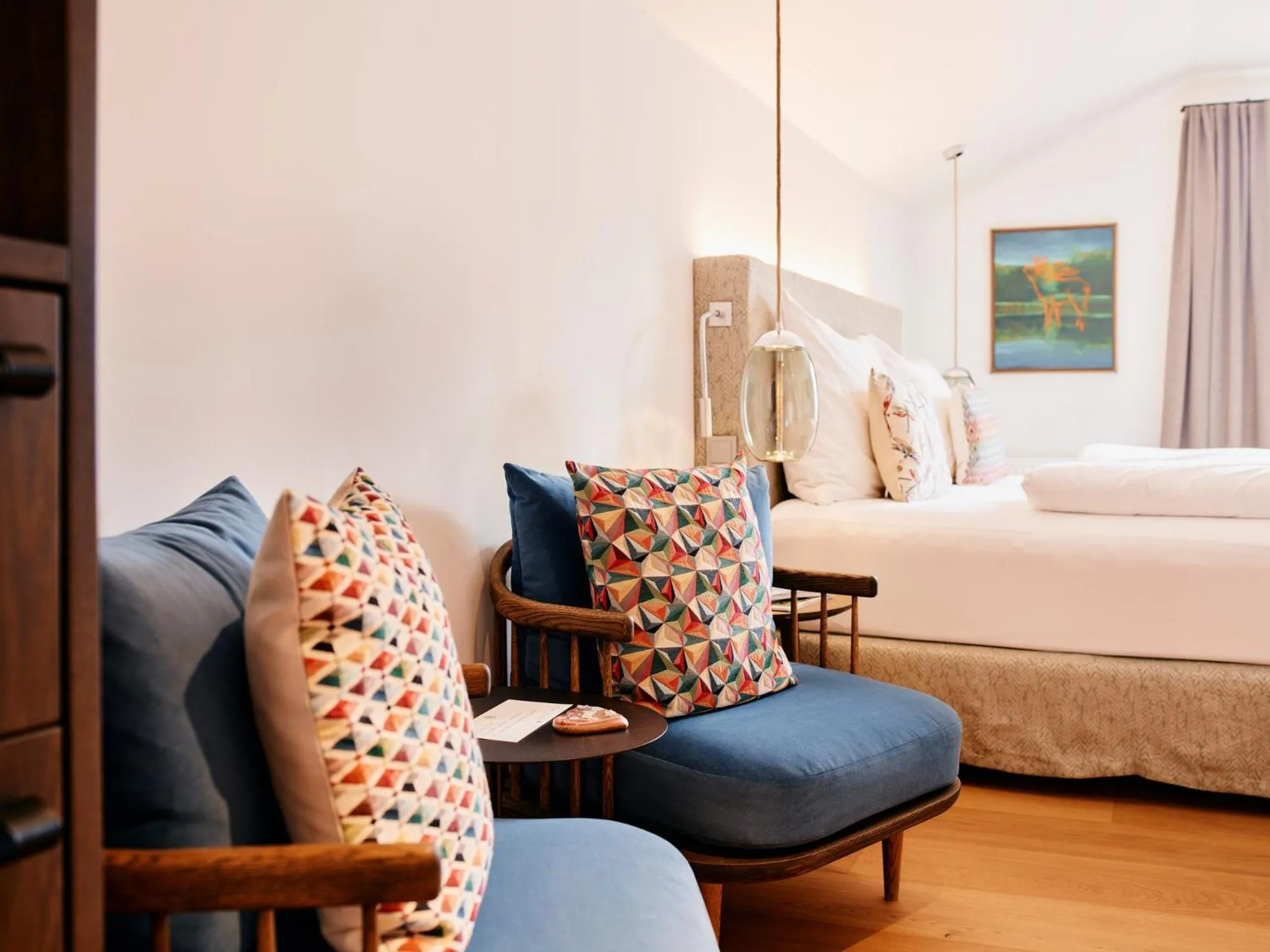 Seating area, Bed in TAUROA Seehotel Grundlsee