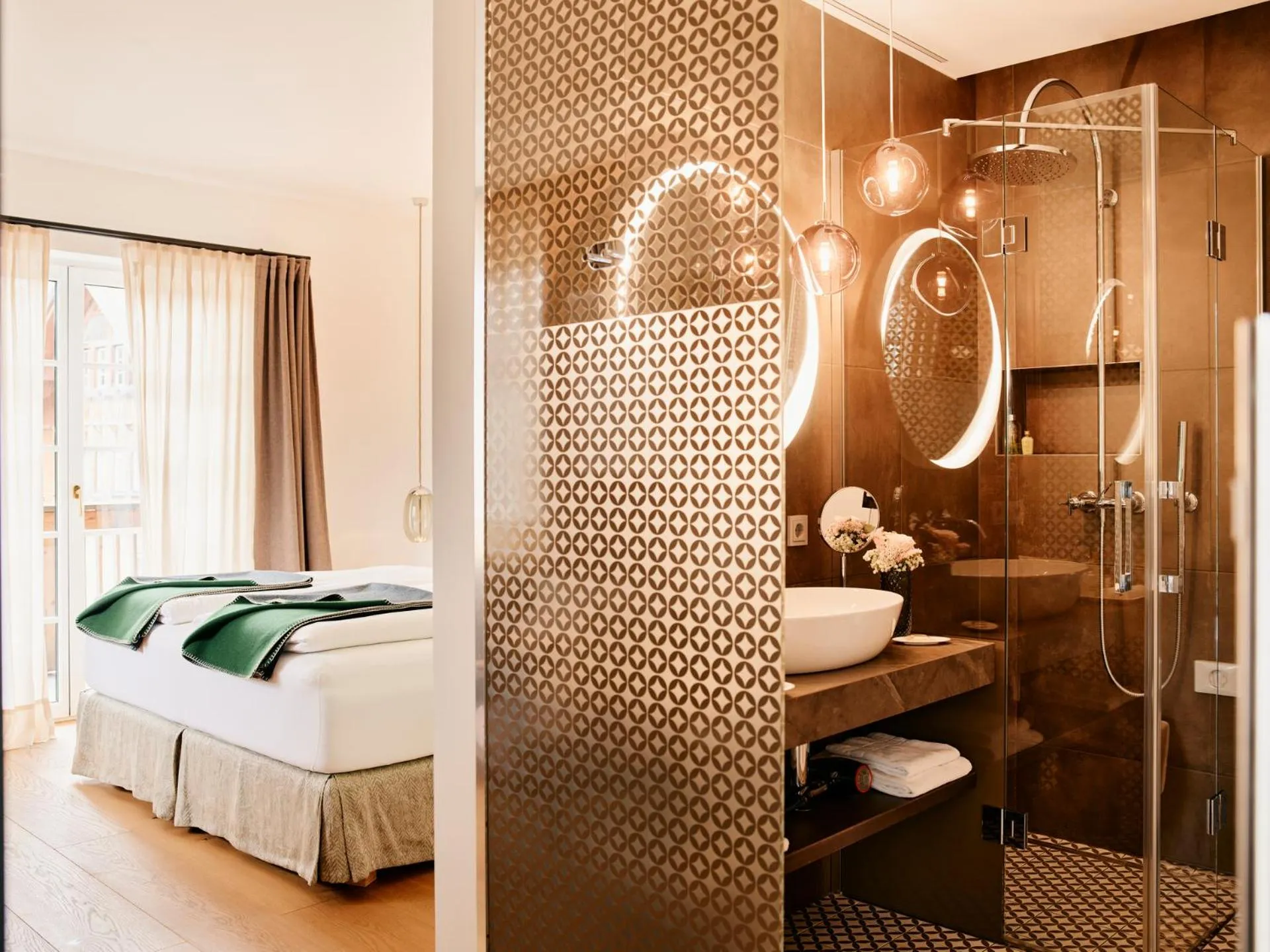 Shower, Bed in TAUROA Seehotel Grundlsee