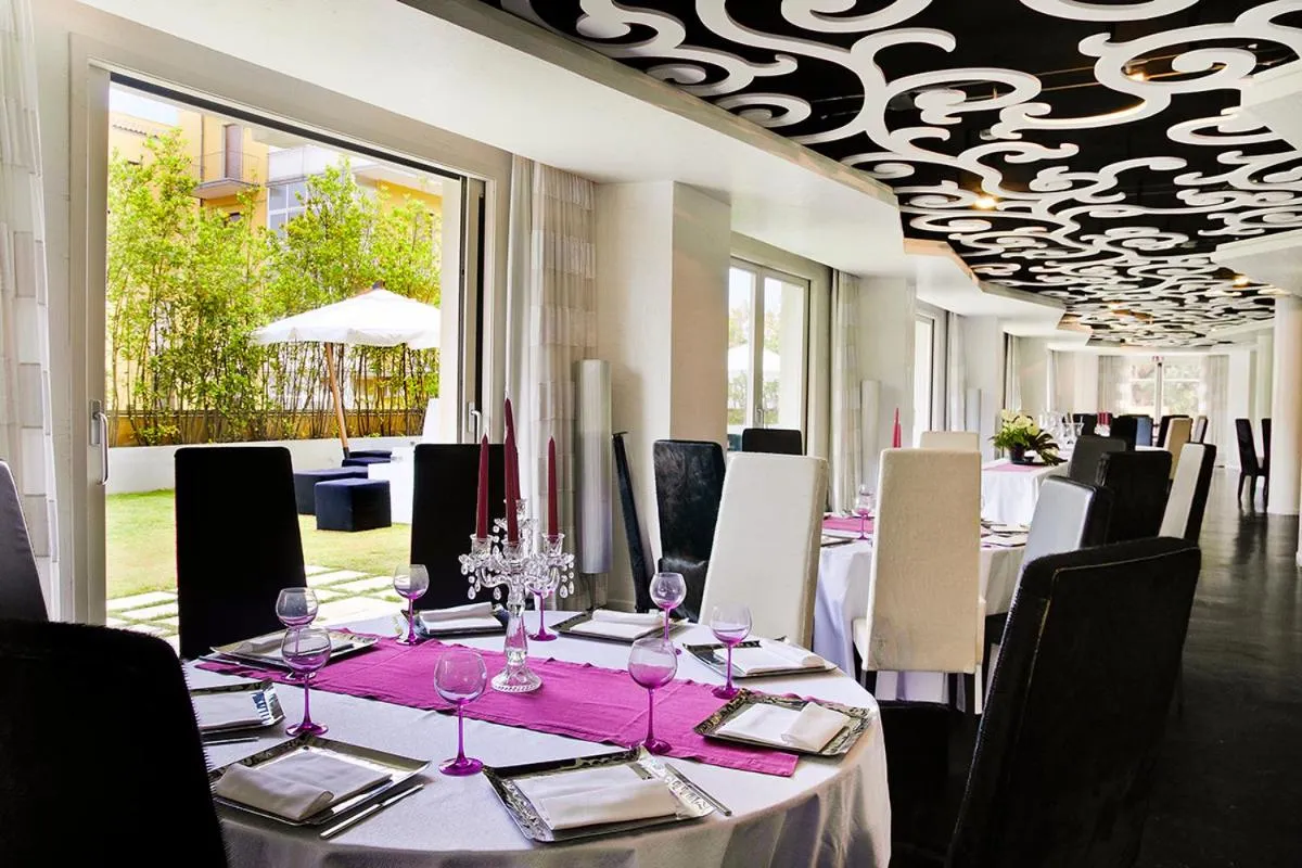 Restaurant/places to eat in Hotel VdB NEXT