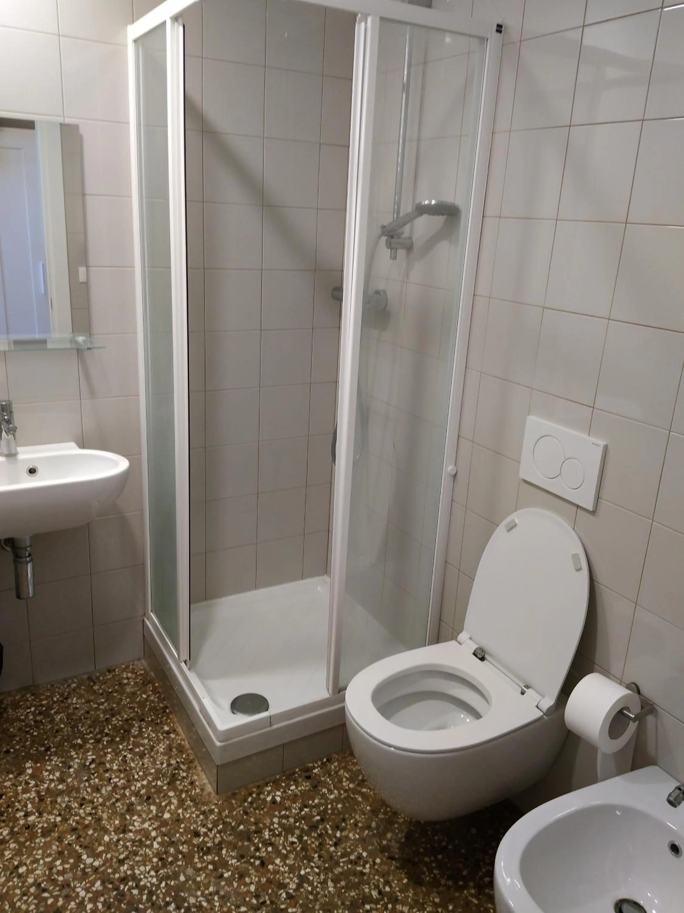 Shower in Ostello S. Fosca - CPU Venice Hostels