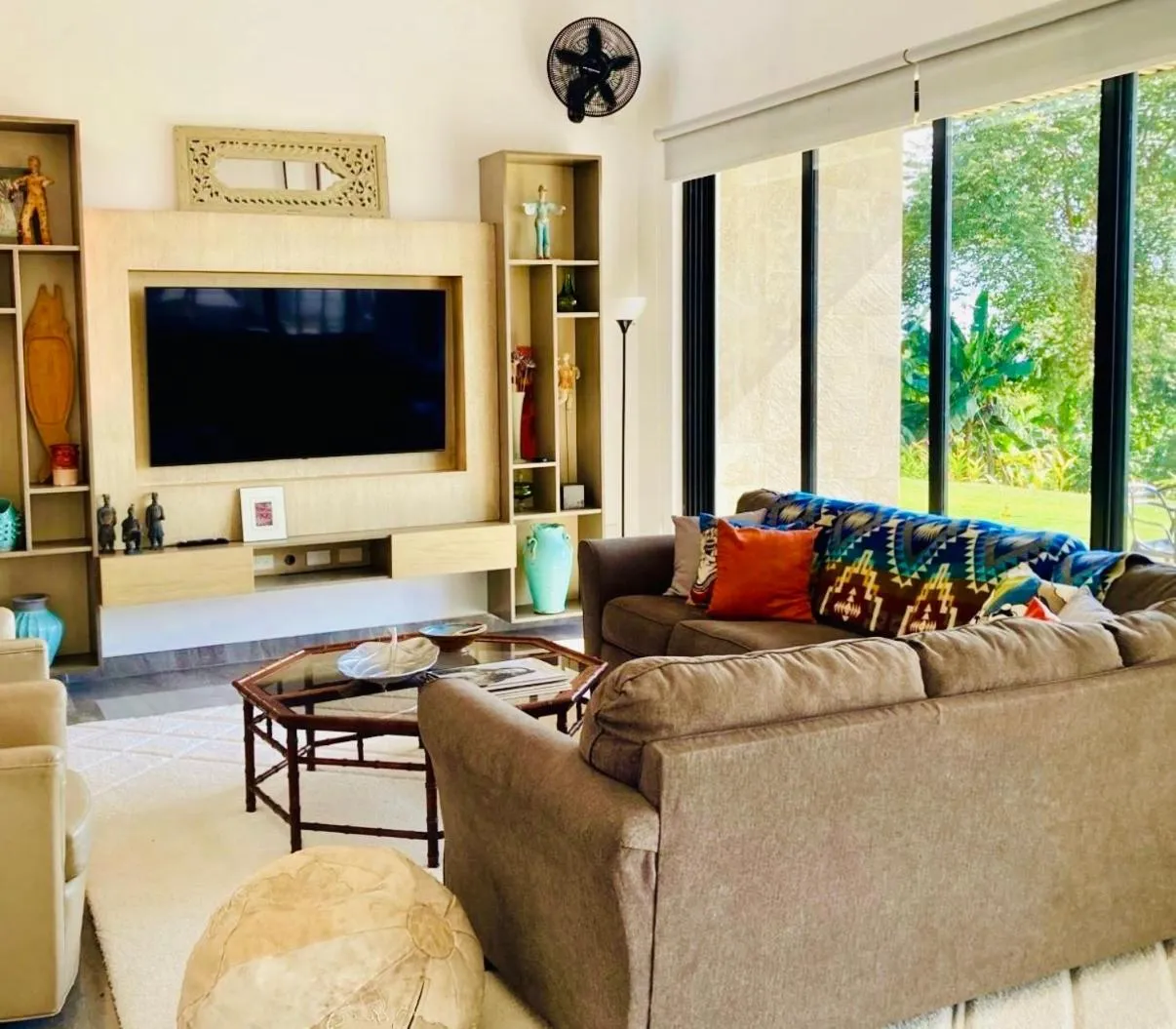 Communal lounge/ TV room in Samai Lodge Holistic Living