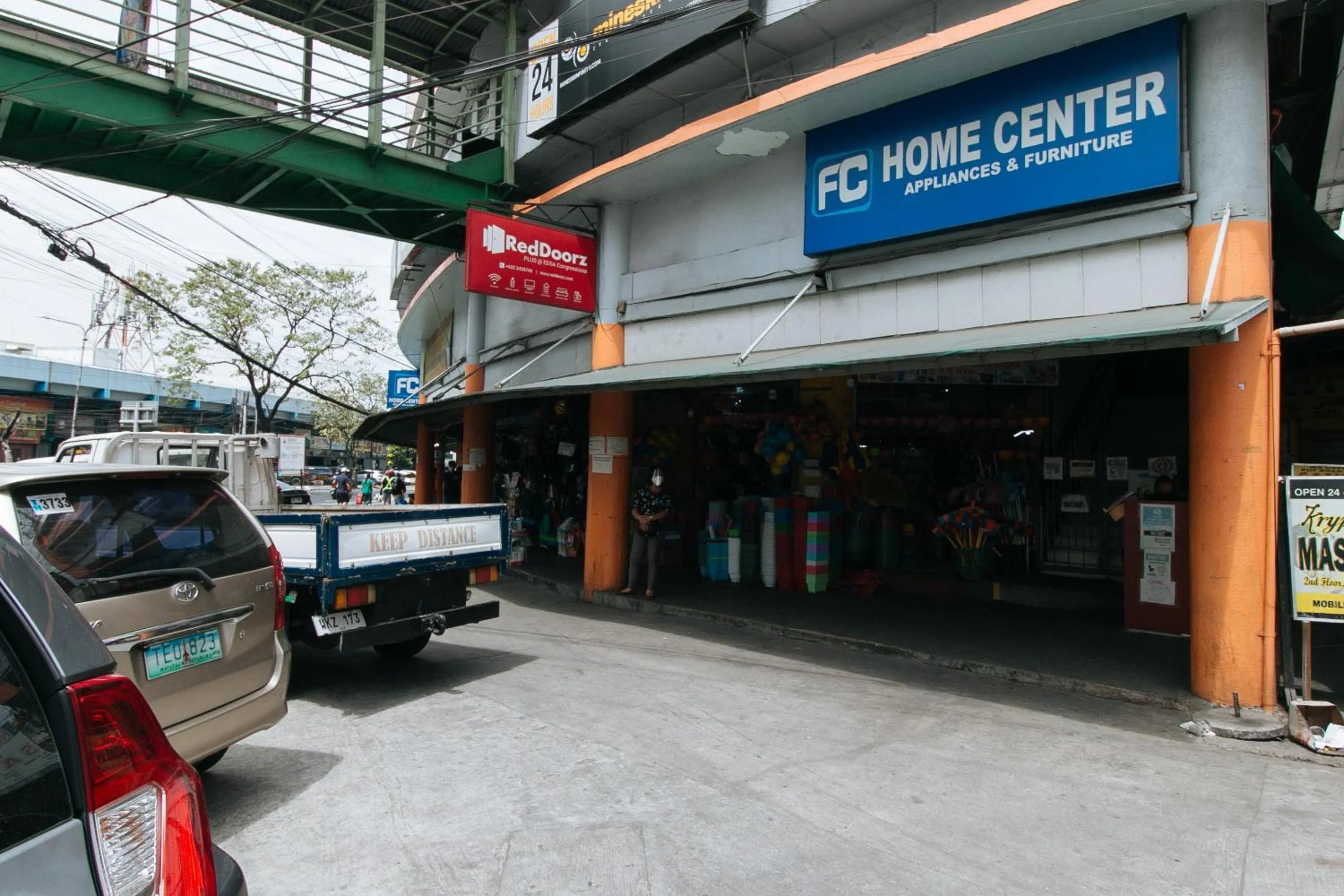 Facade/entrance in RedDoorz Plus at EDSA Congressional