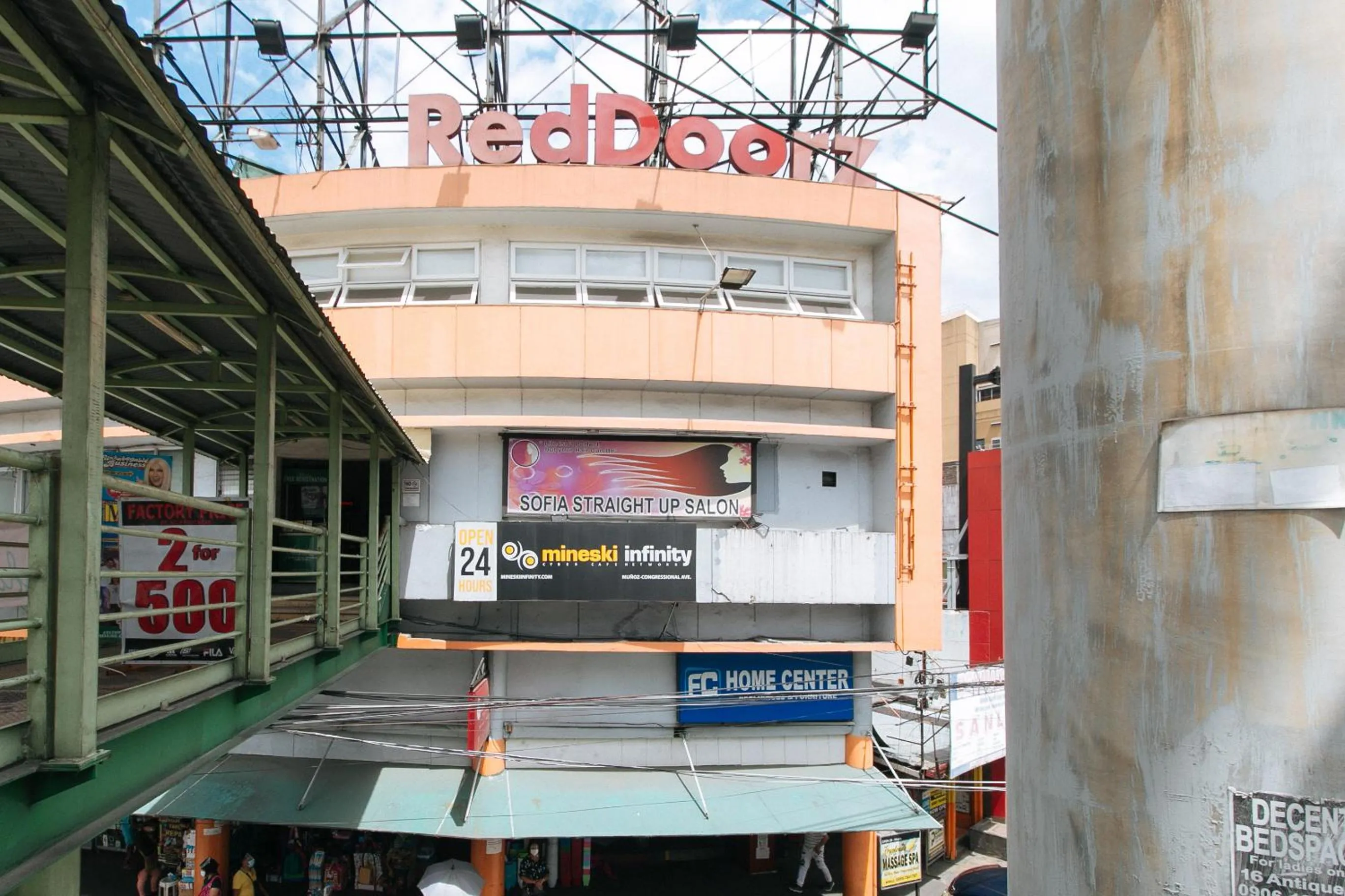 Property building in RedDoorz Plus at EDSA Congressional