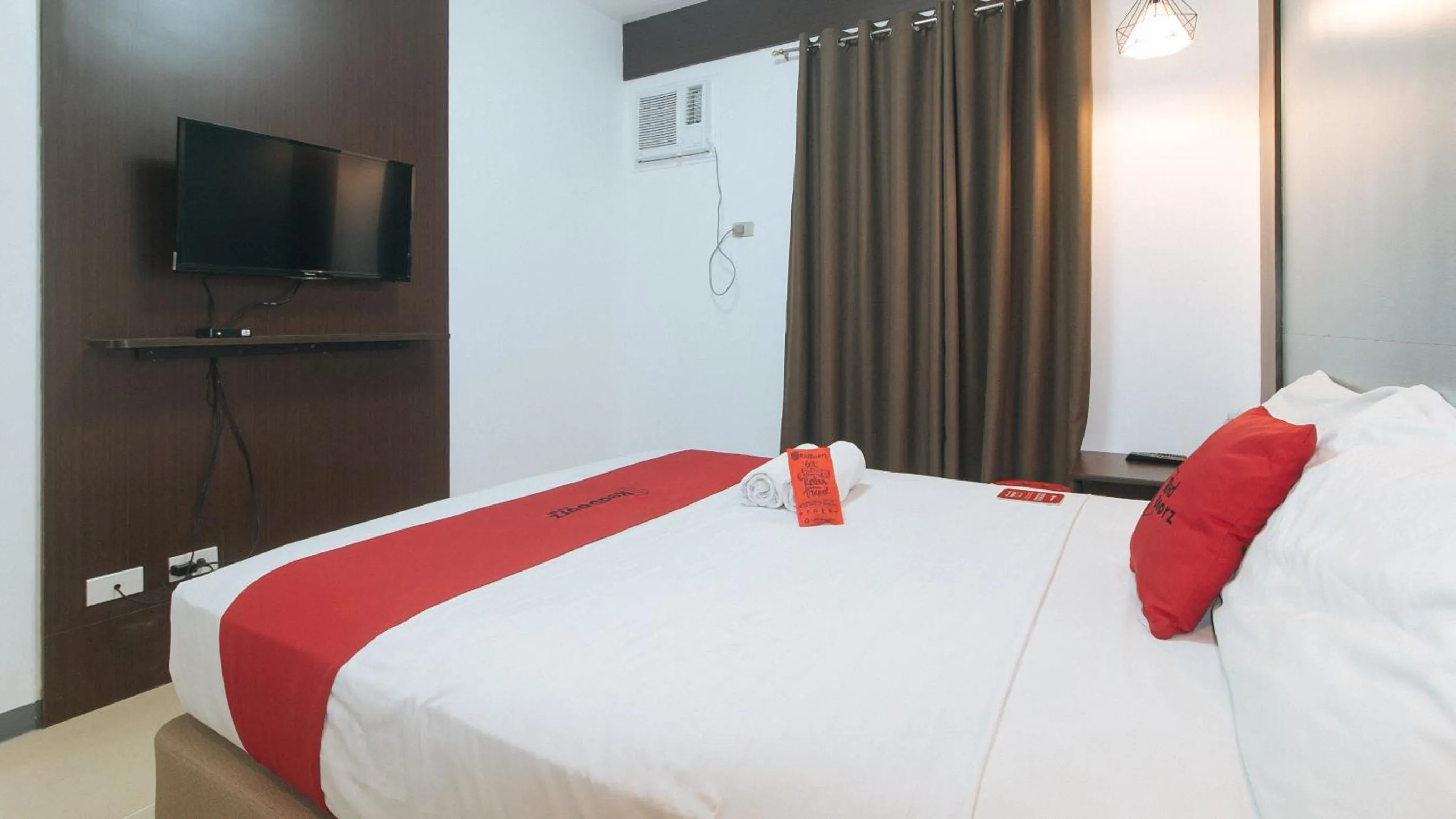 Bed in RedDoorz Plus at EDSA Congressional