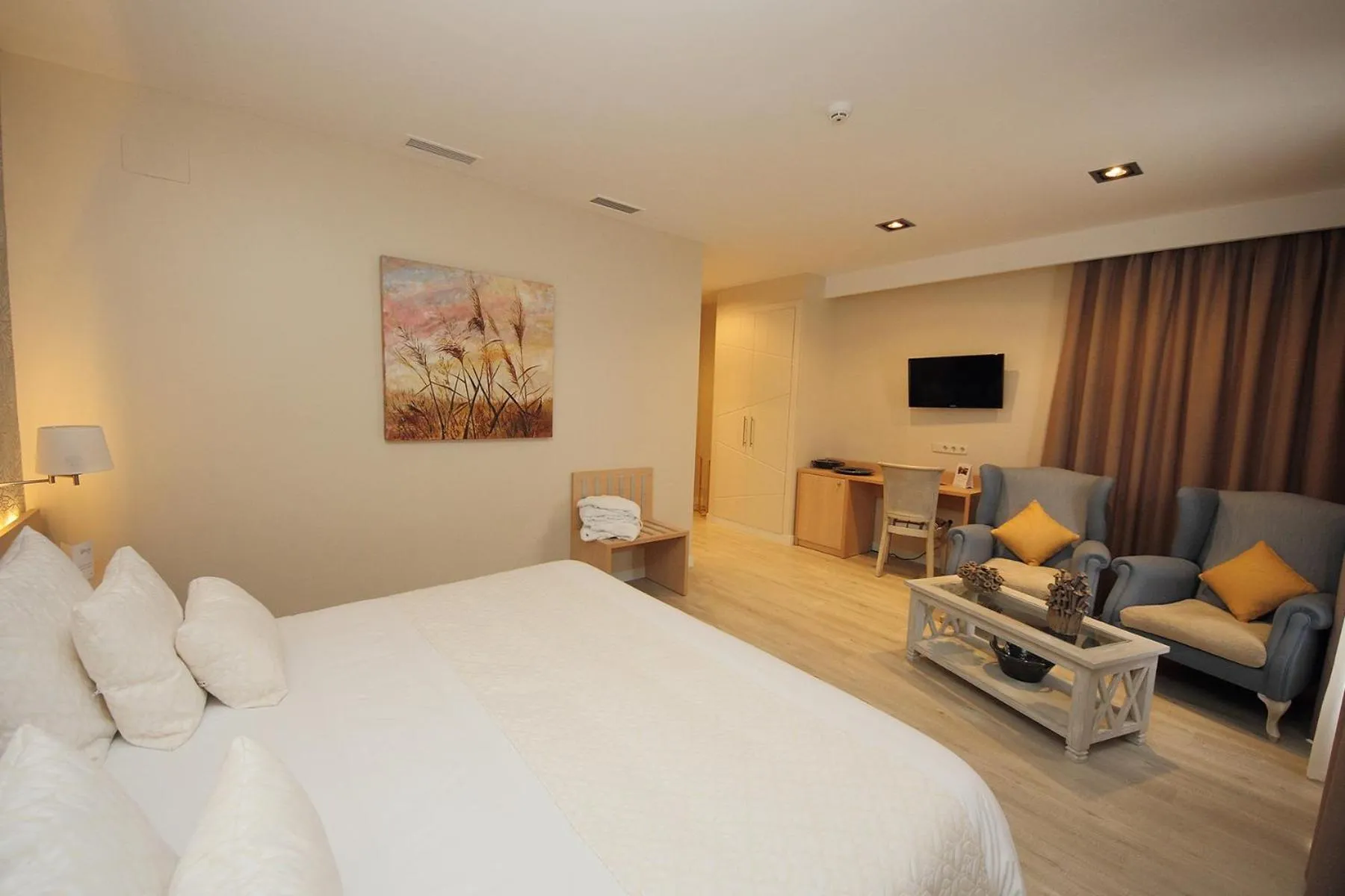 Photo of the whole room, Bed in Hotel Château Viñasoro