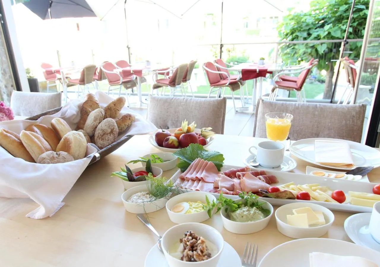 Buffet breakfast in Malerwinkl Restaurant + Kunsthotel