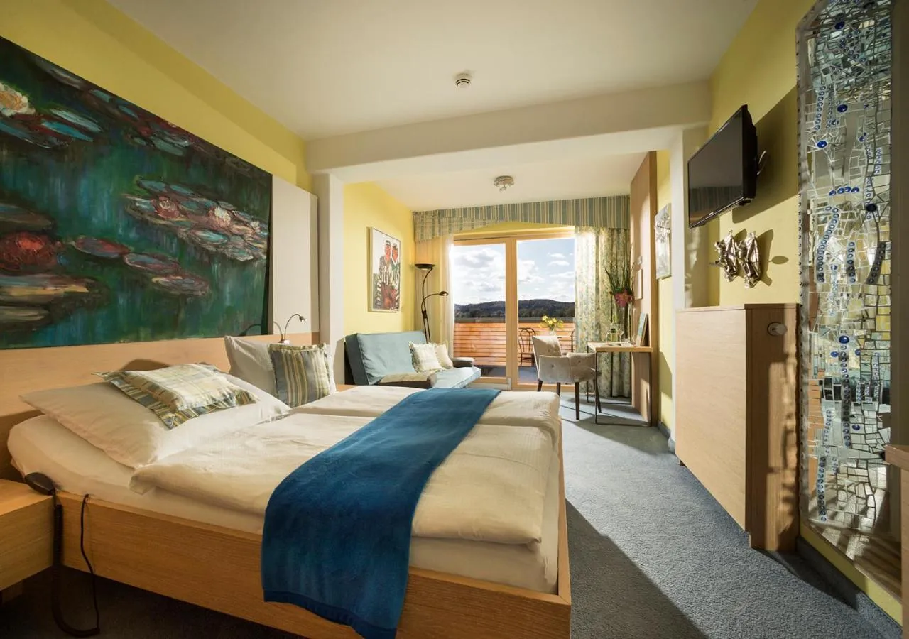 Bed in Malerwinkl Restaurant + Kunsthotel