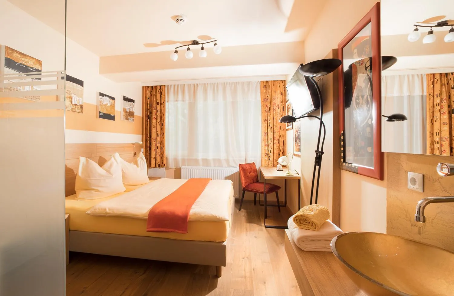 Photo of the whole room in Malerwinkl Restaurant + Kunsthotel