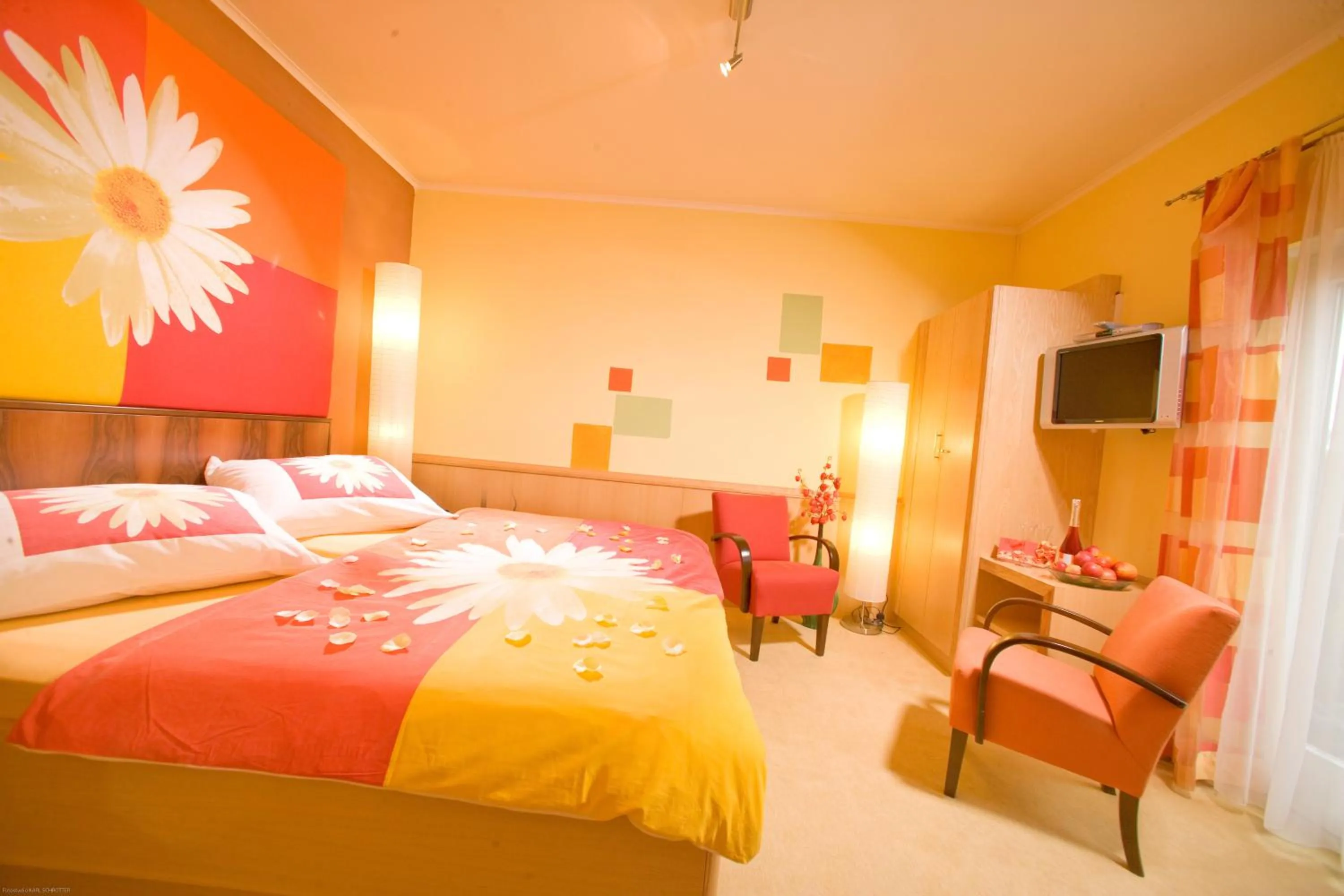 Photo of the whole room in Malerwinkl Restaurant + Kunsthotel