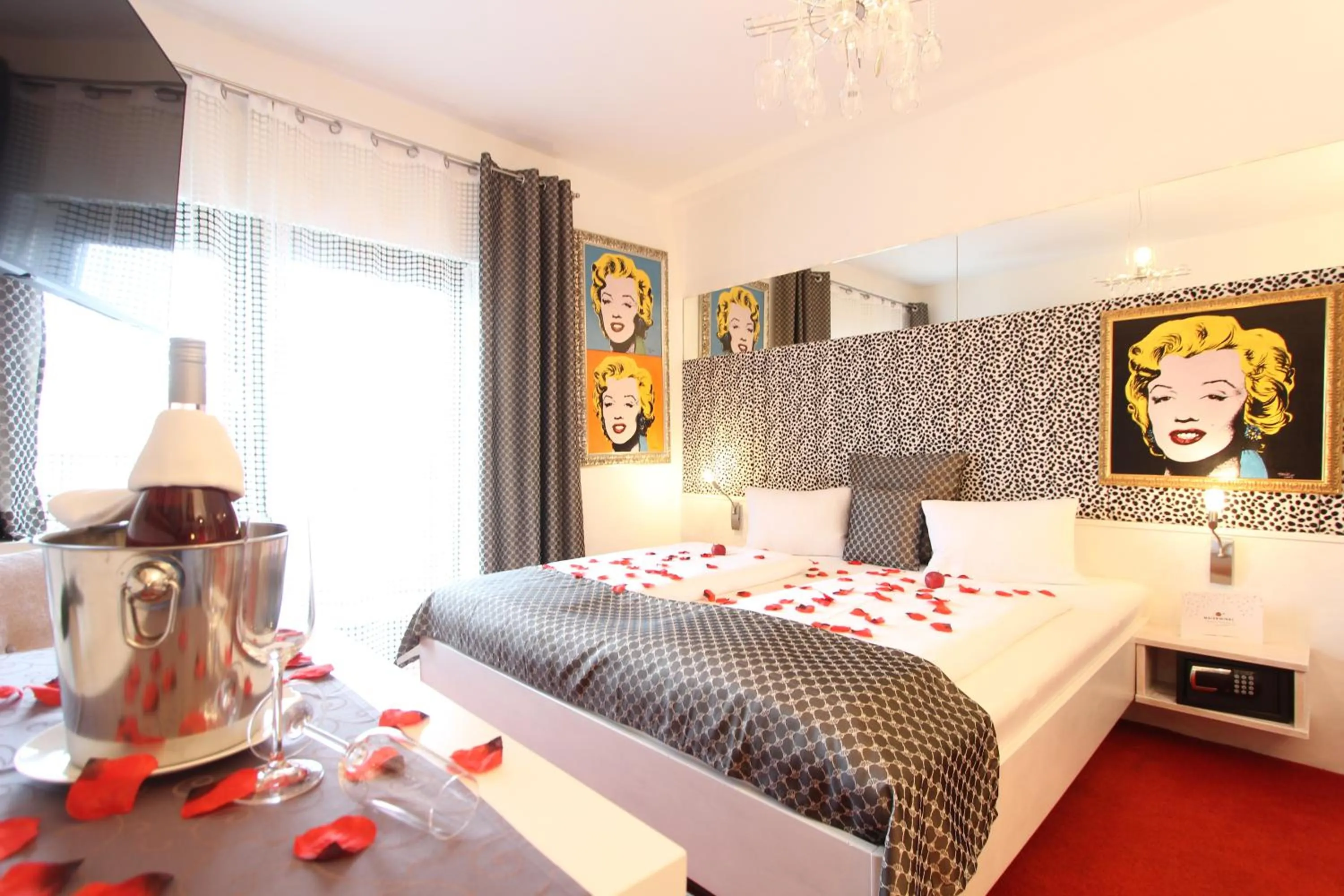 Bedroom in Malerwinkl Restaurant + Kunsthotel