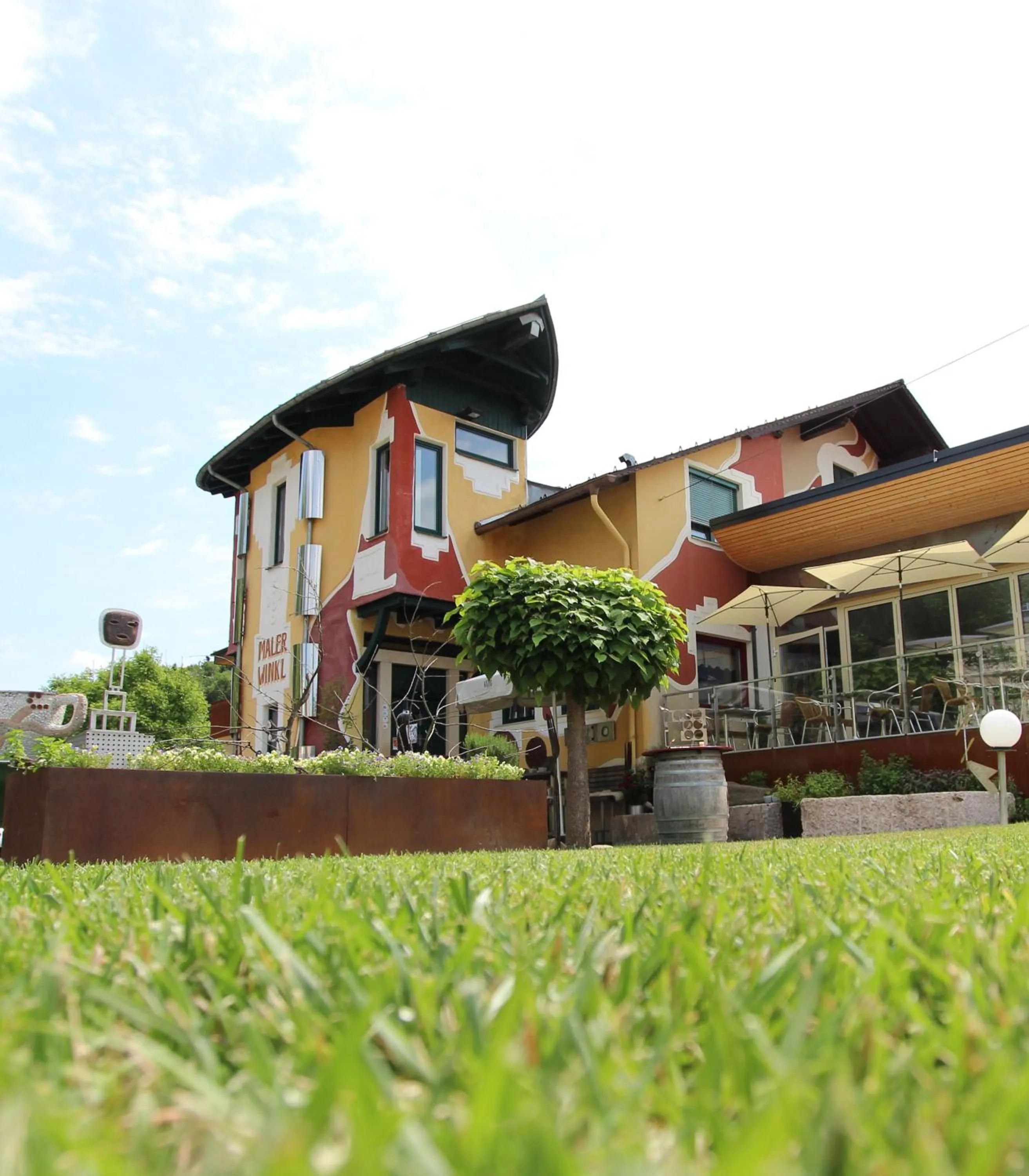 Facade/entrance in Malerwinkl Restaurant + Kunsthotel