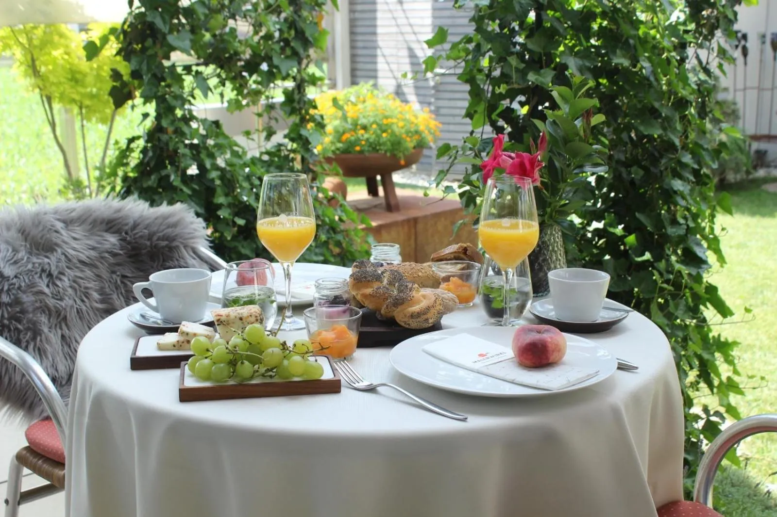 Breakfast in Malerwinkl Restaurant + Kunsthotel