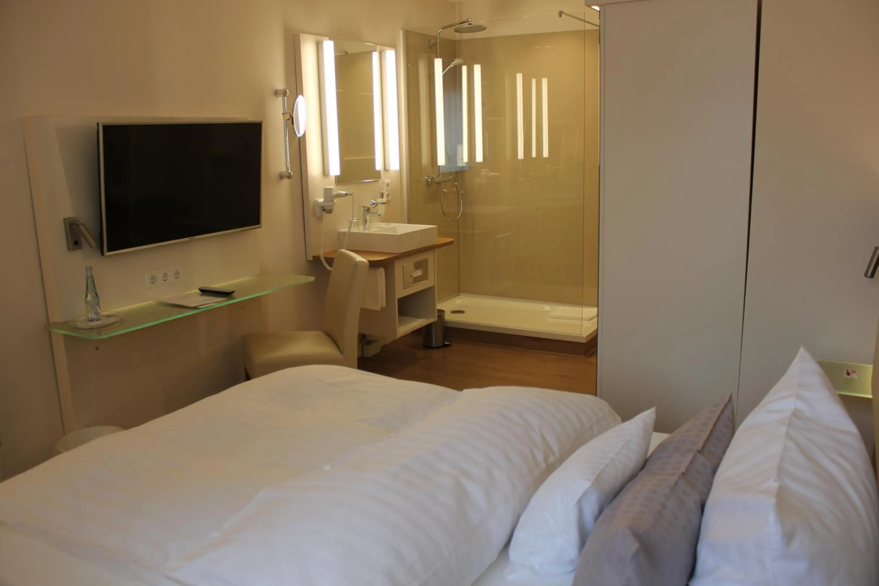 Shower, Bed in Stüttgens Hotel