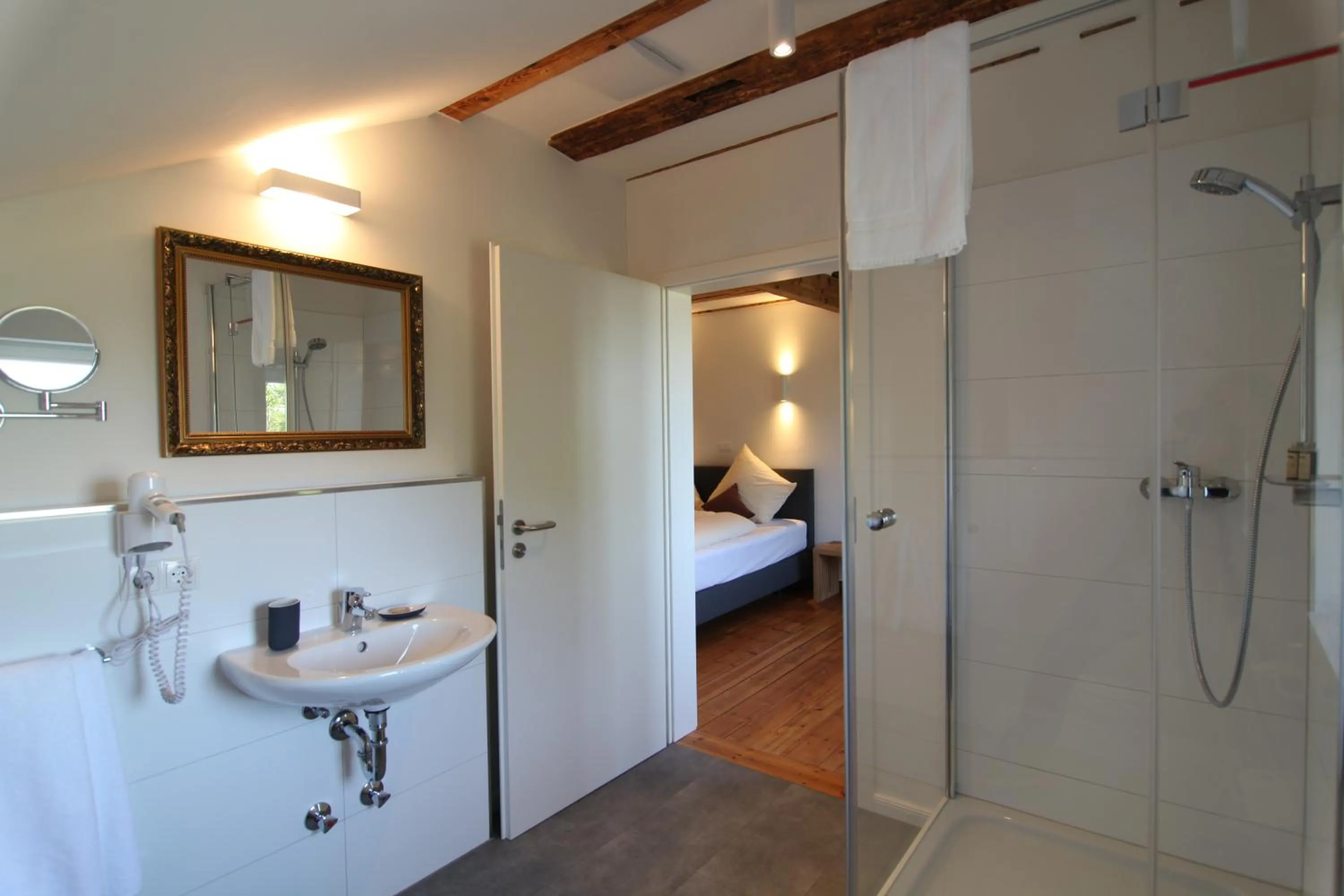 Photo of the whole room, Bed in Zum Bahnhof 1894