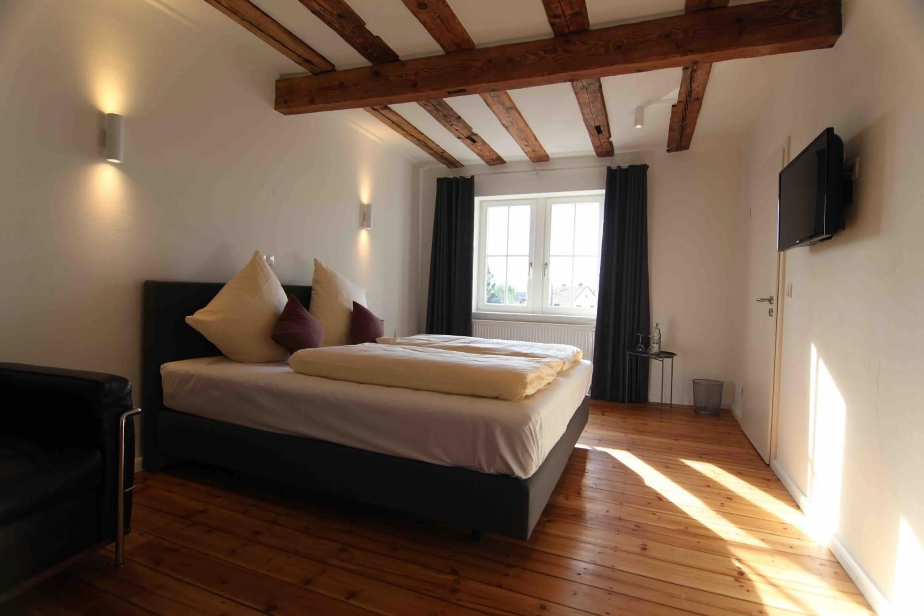 Photo of the whole room, Bed in Zum Bahnhof 1894