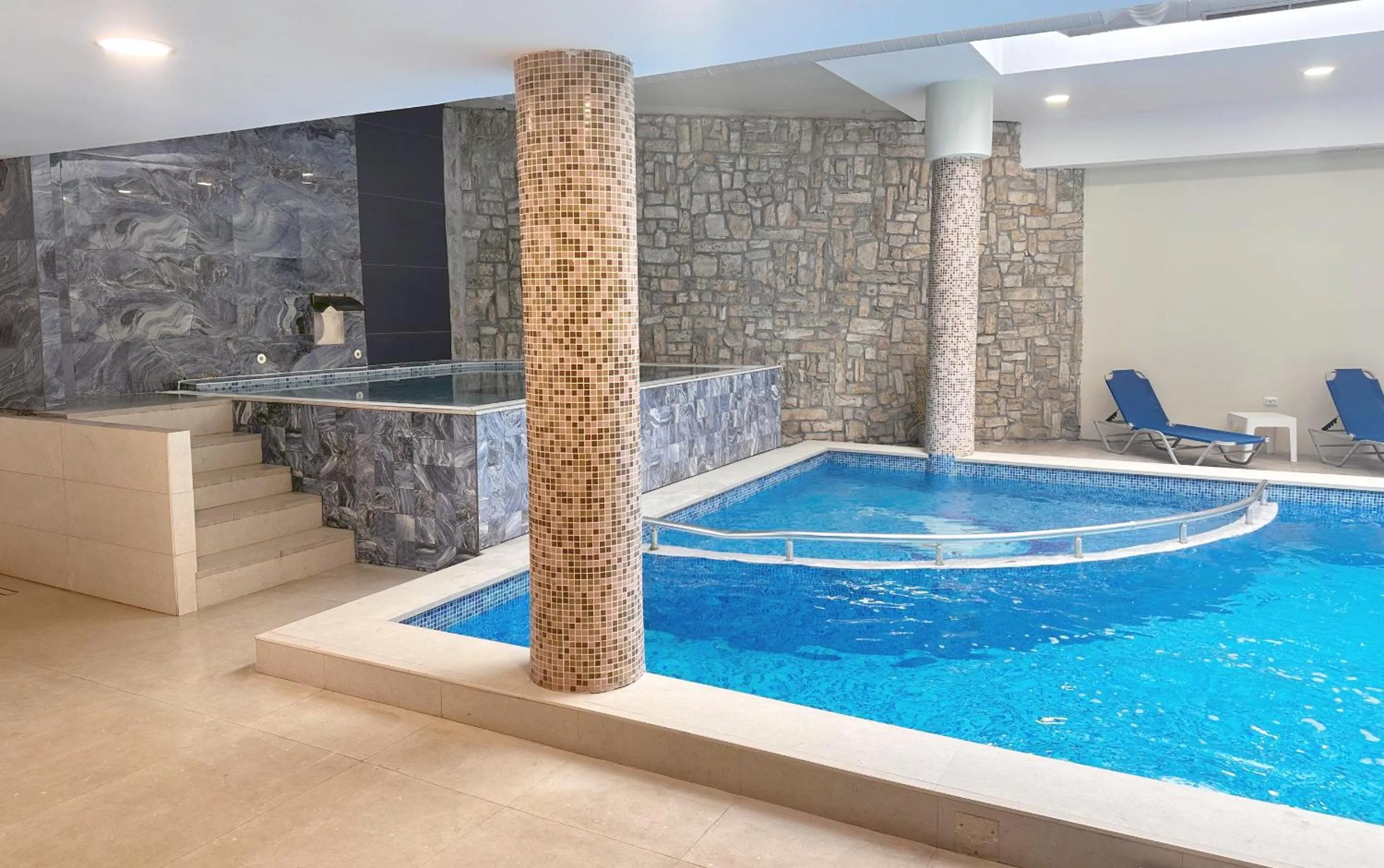 Hot Tub in Predela 2 Aparthotel