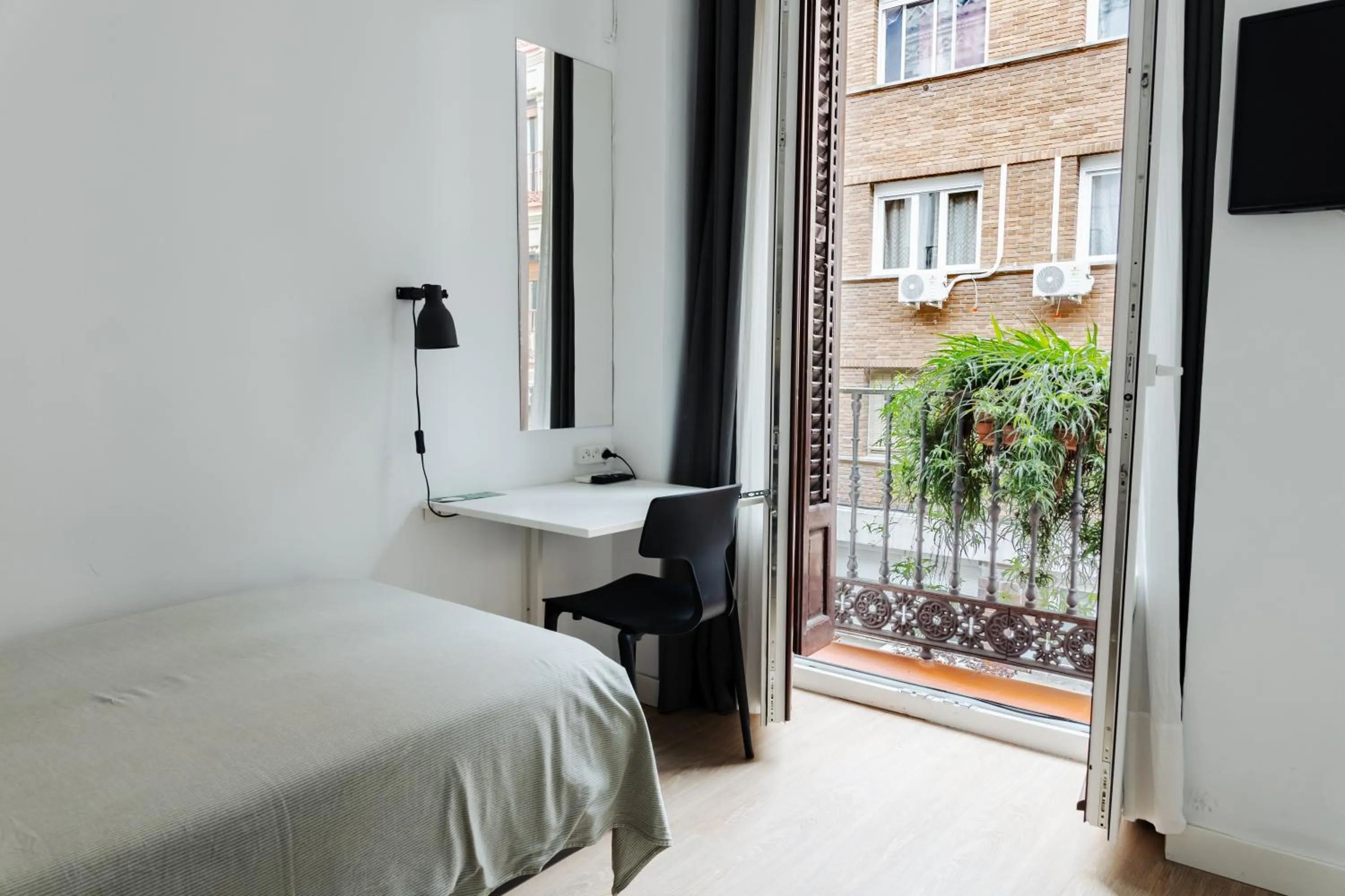 Balcony/Terrace, Bed in Hostal La Zona