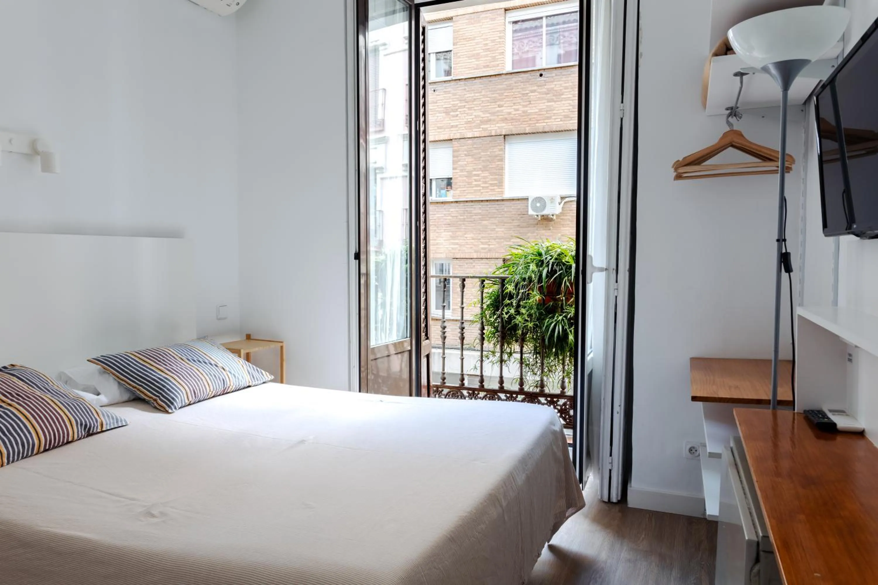 Balcony/Terrace, Bed in Hostal La Zona