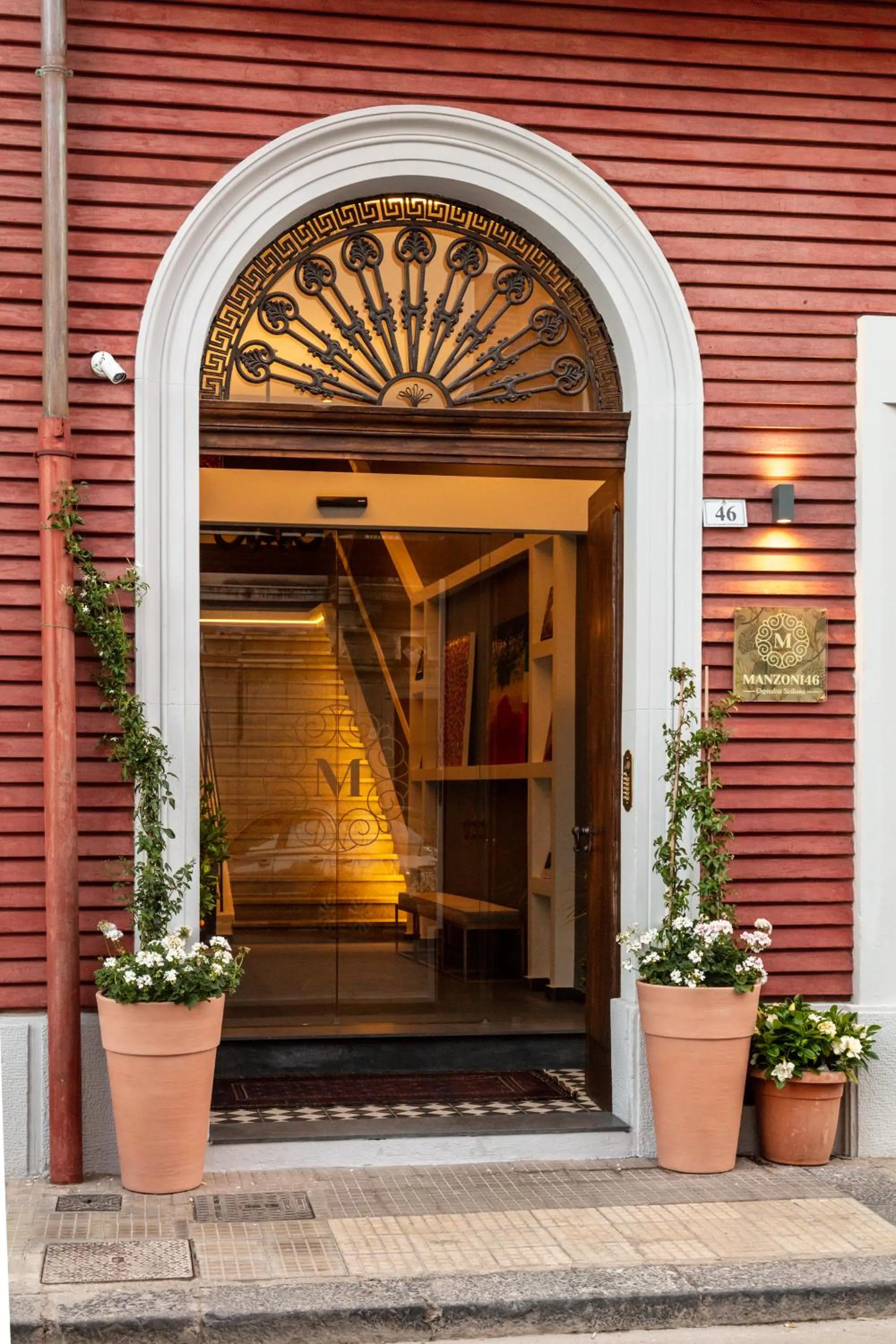 Facade/entrance in Manzoni 46 - Ospitalità siciliana