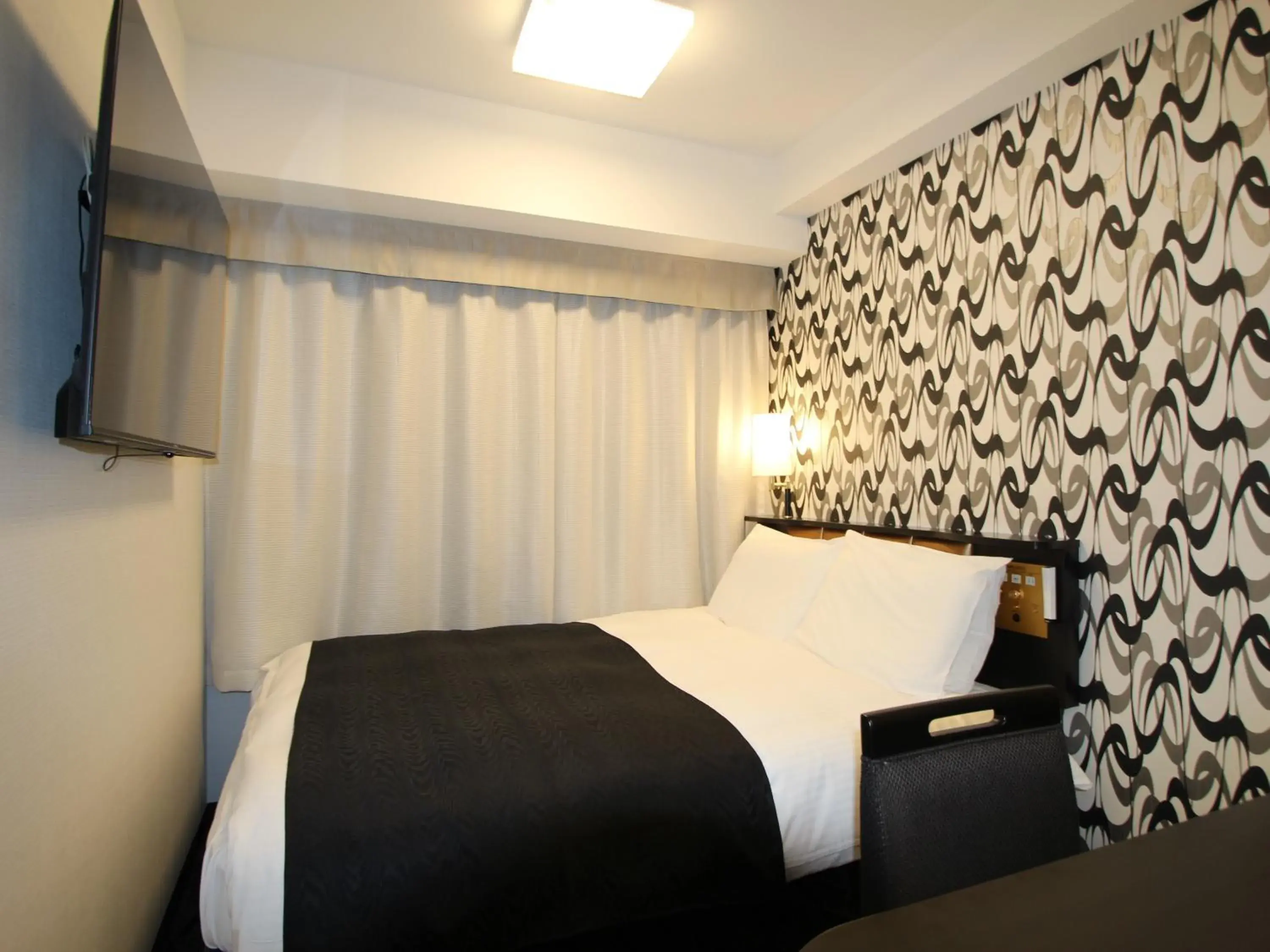 Economy Double Room with Small Double Bed - Smoking in APA Hotel Toyama Ekimae Economy Double Room with Small Double Bed - Smoking in APA Hotel Toyama Ekimae