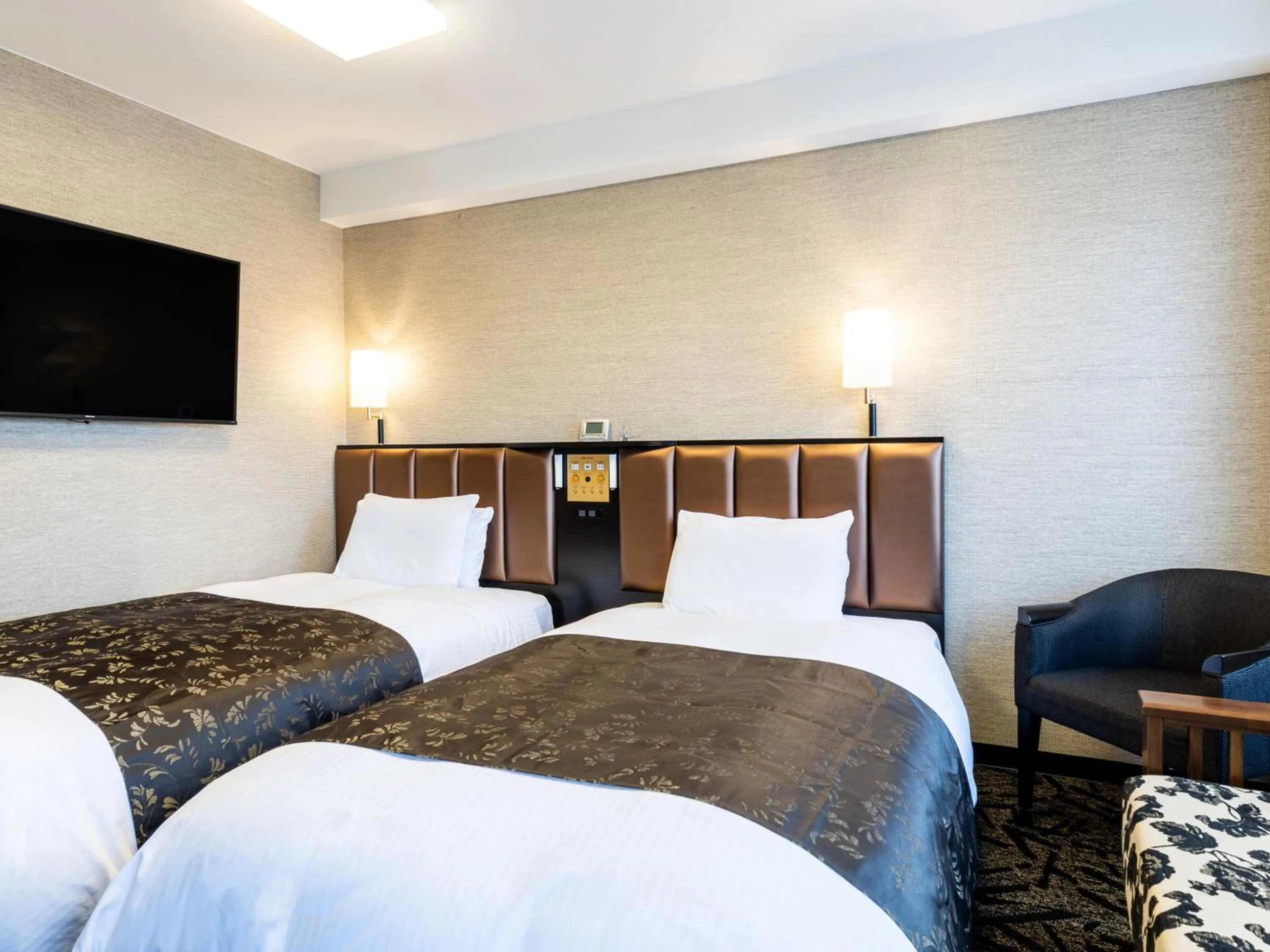 Photo of the whole room, Bed in APA Hotel Kagadaishoji Ekimae