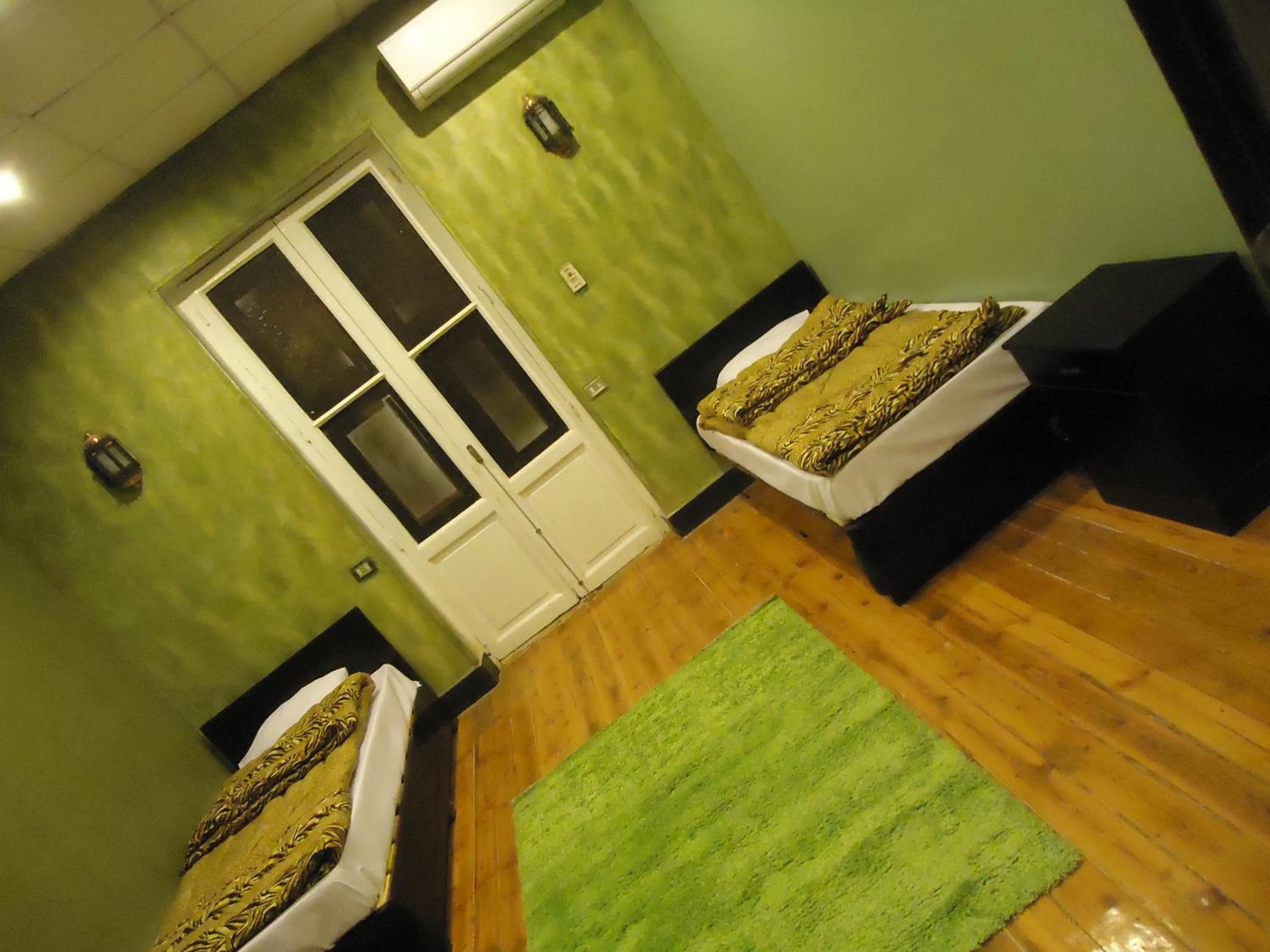 Staff, Bed in Freedom Hostel