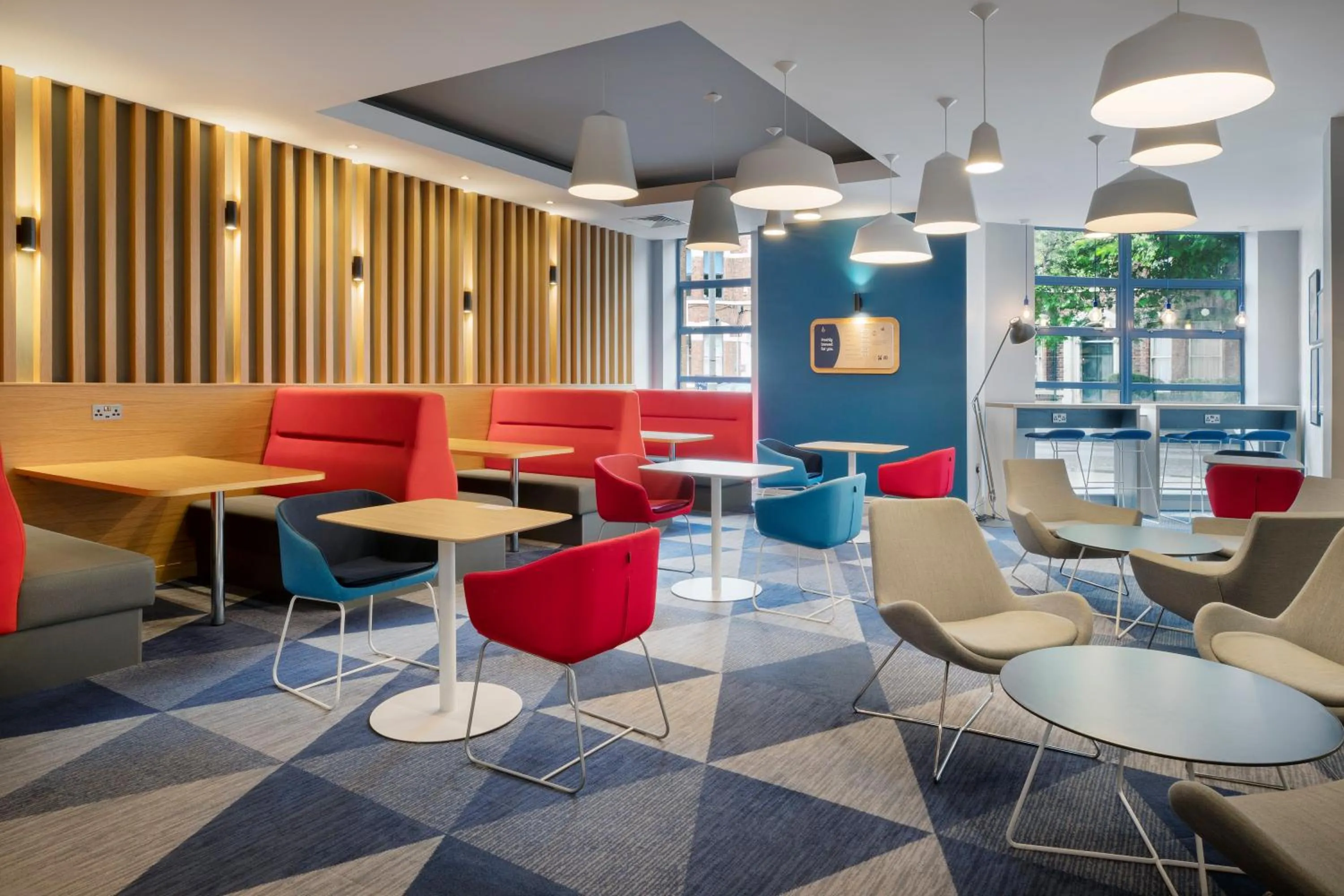 Lobby or reception in Holiday Inn Express Belfast City by IHG